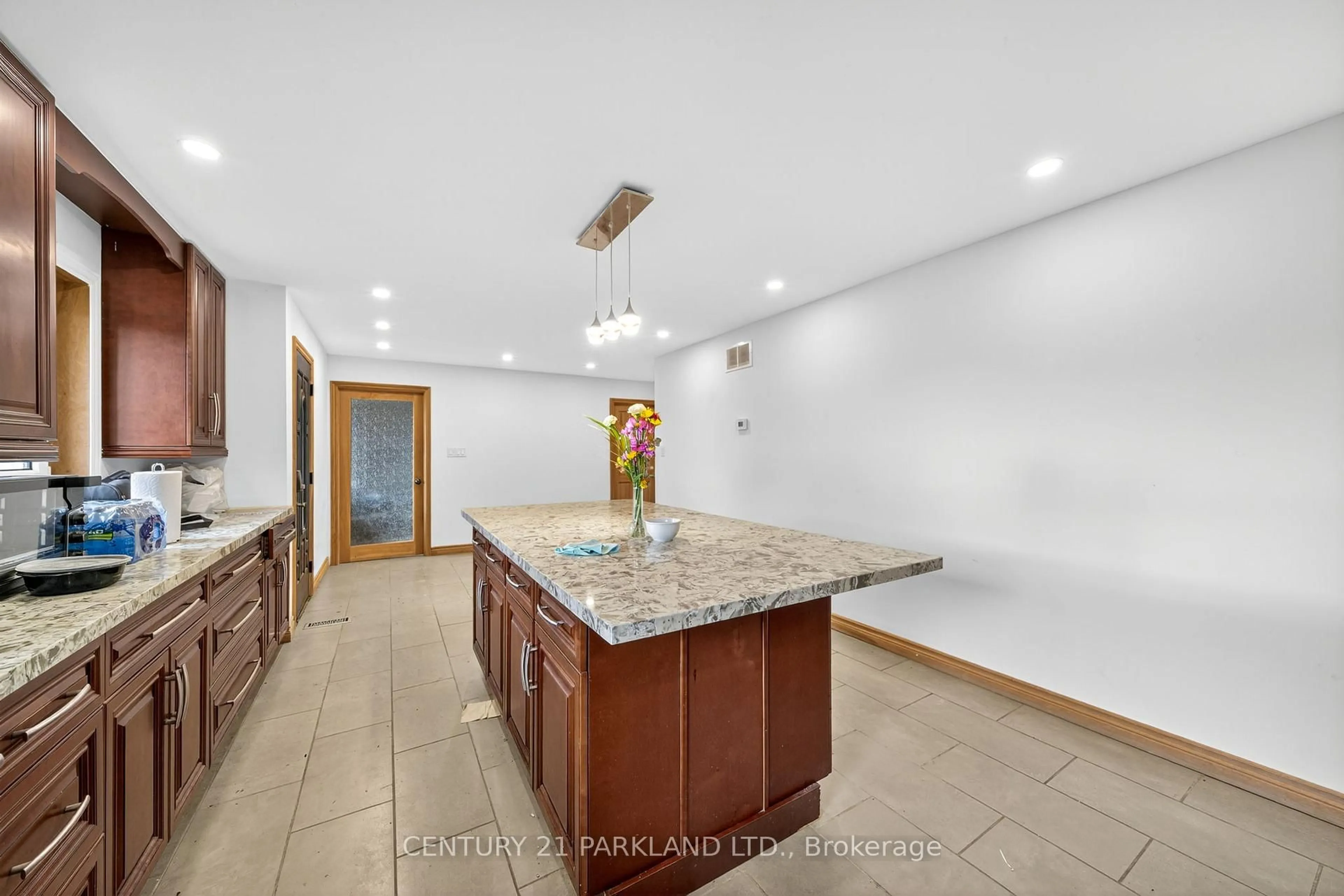 Open concept kitchen, ceramic/tile floor for 2448 Holborn Rd, East Gwillimbury Ontario L0G 1R0