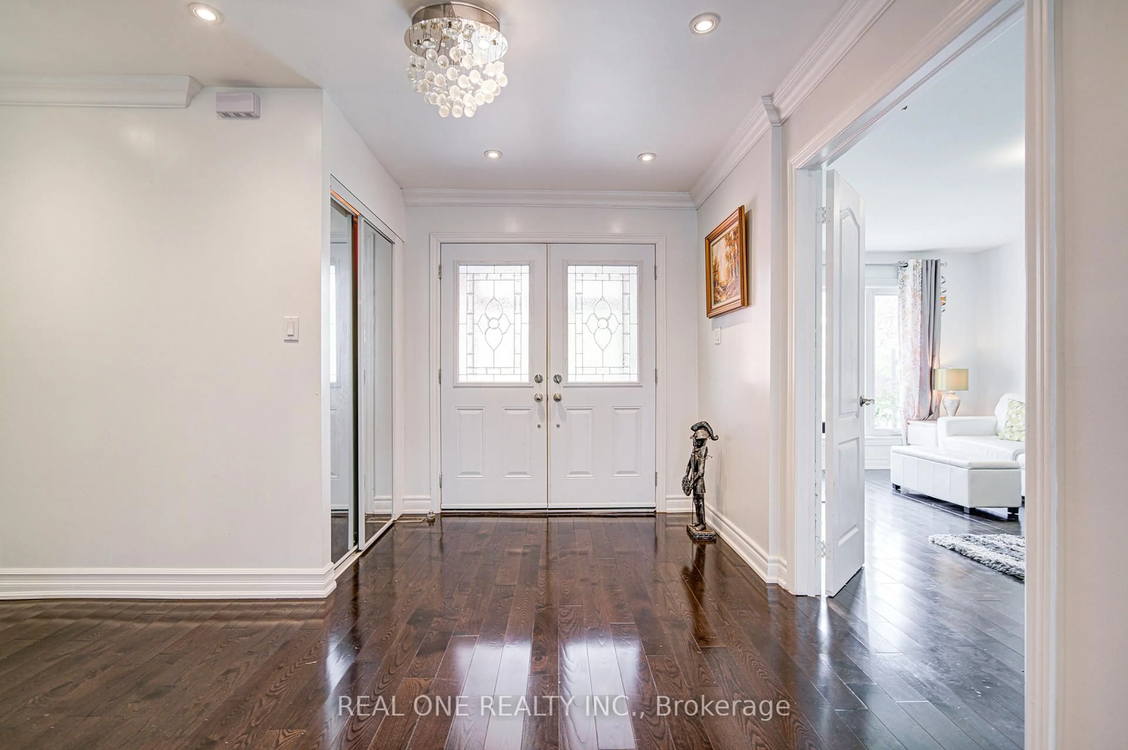 Indoor entryway for 72 Highgate Dr, Markham Ontario L3R 3R9