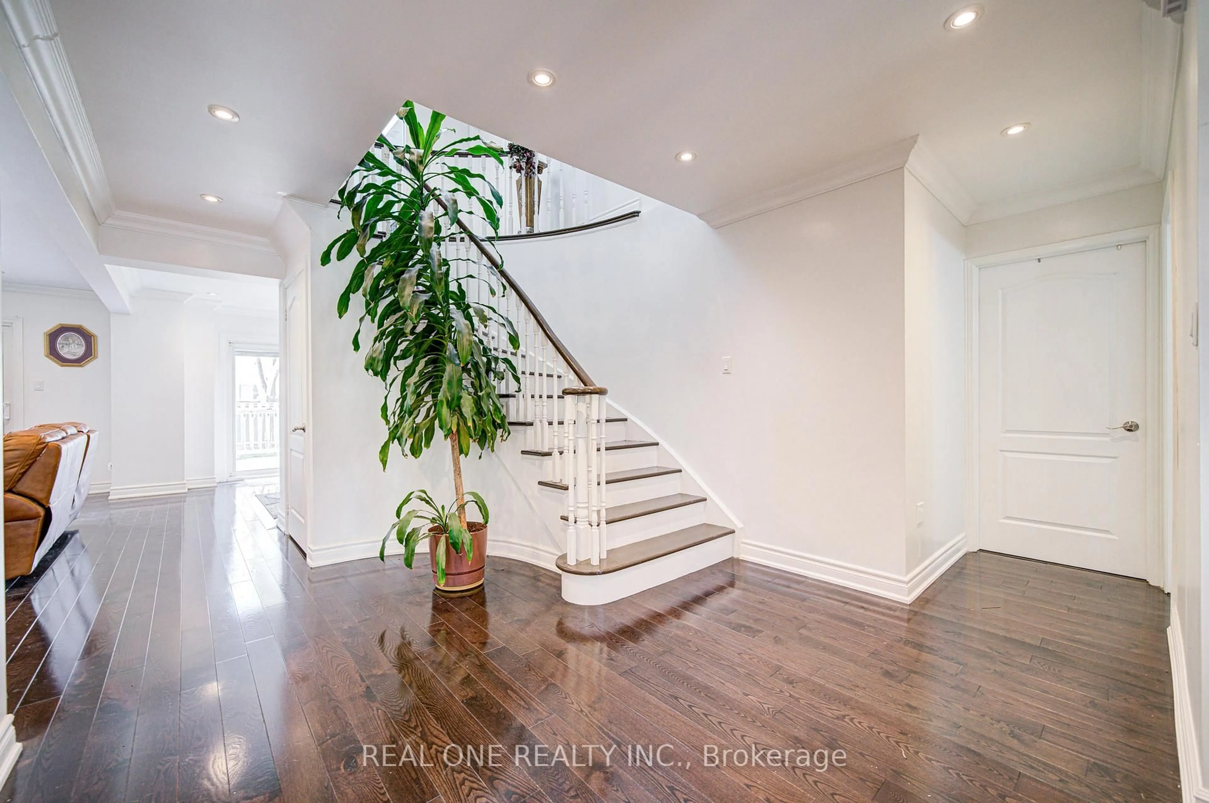 Indoor entryway for 72 Highgate Dr, Markham Ontario L3R 3R9