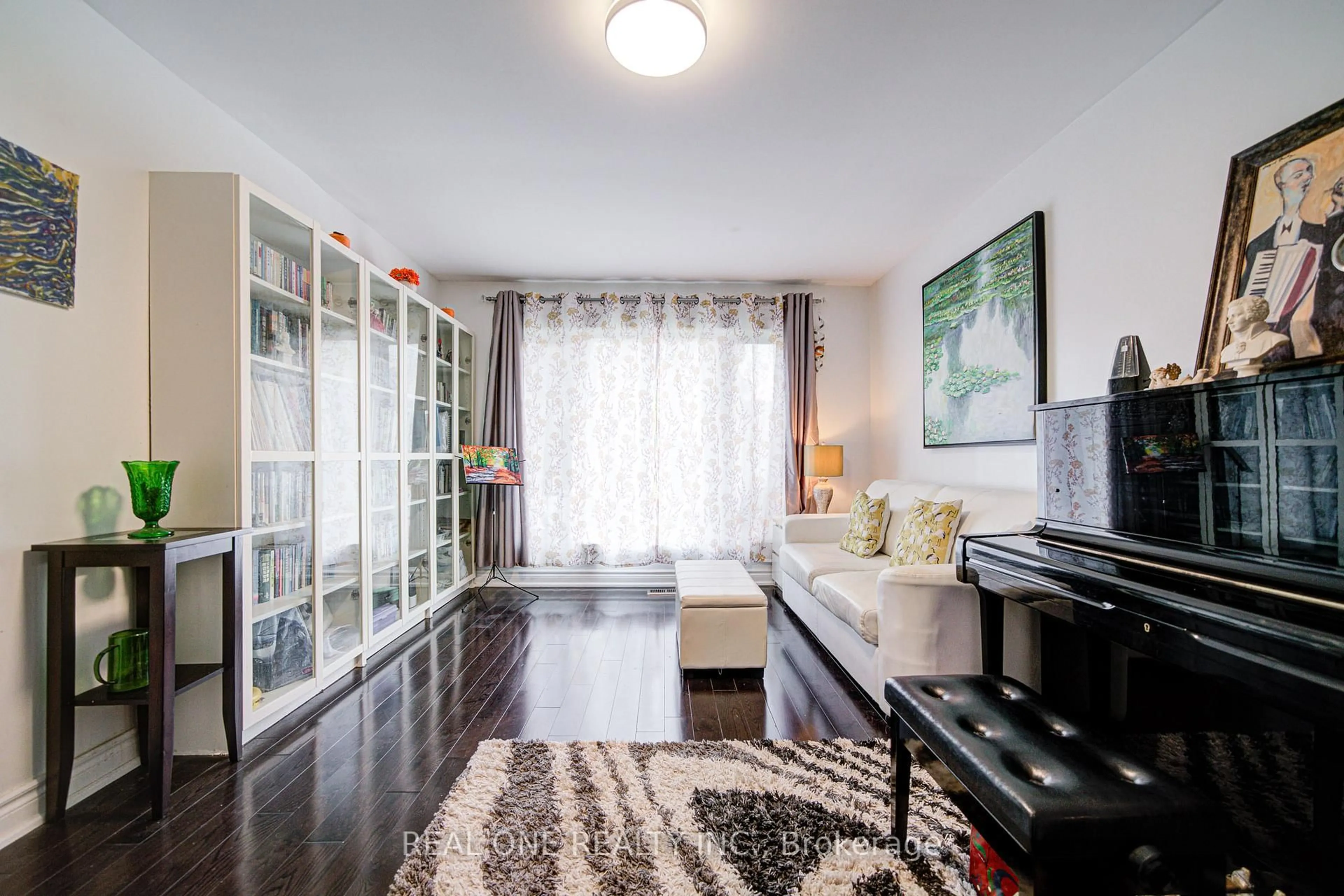 Living room with furniture, wood/laminate floor for 72 Highgate Dr, Markham Ontario L3R 3R9