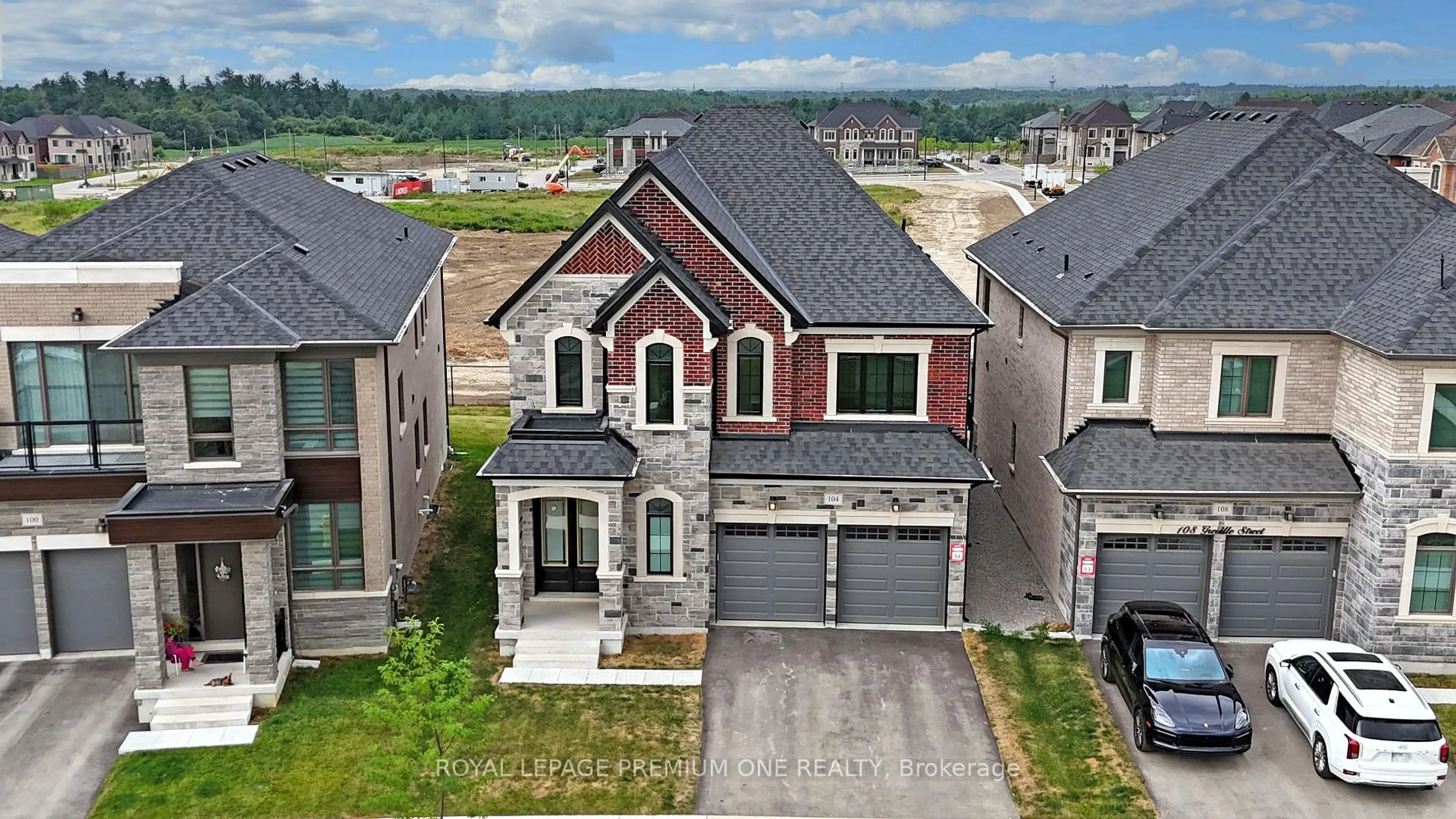 A pic from outside/outdoor area/front of a property/back of a property/a pic from drone, street for 104 Greville St, Vaughan Ontario L4H 4P7