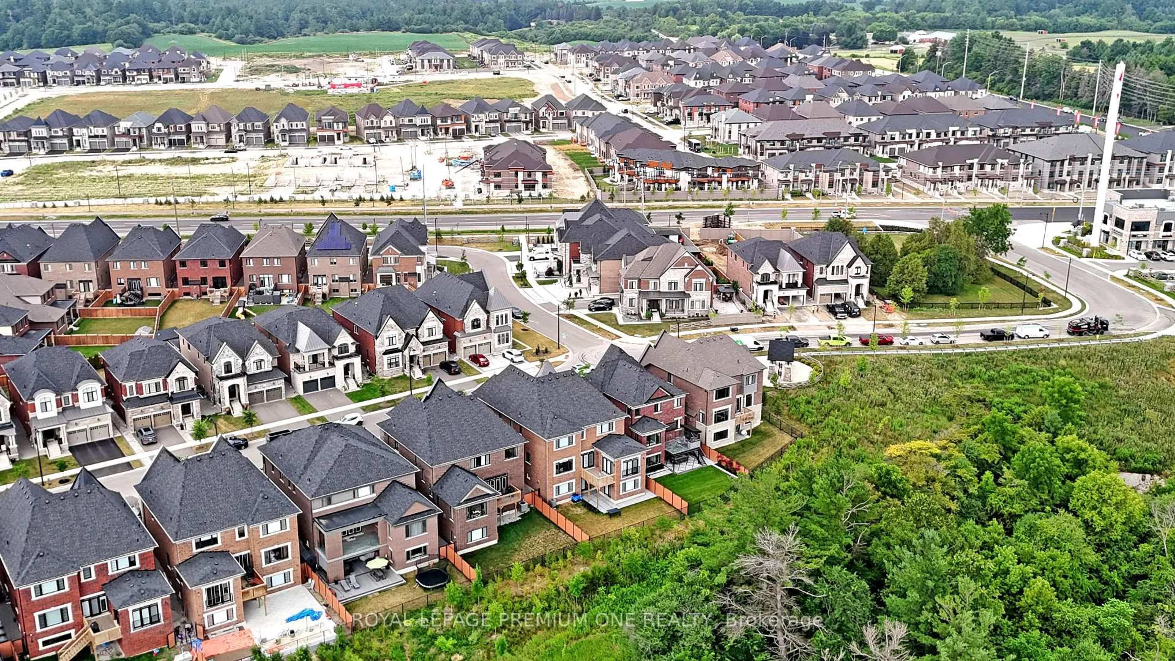 A pic from outside/outdoor area/front of a property/back of a property/a pic from drone, street for 104 Greville St, Vaughan Ontario L4H 4P7