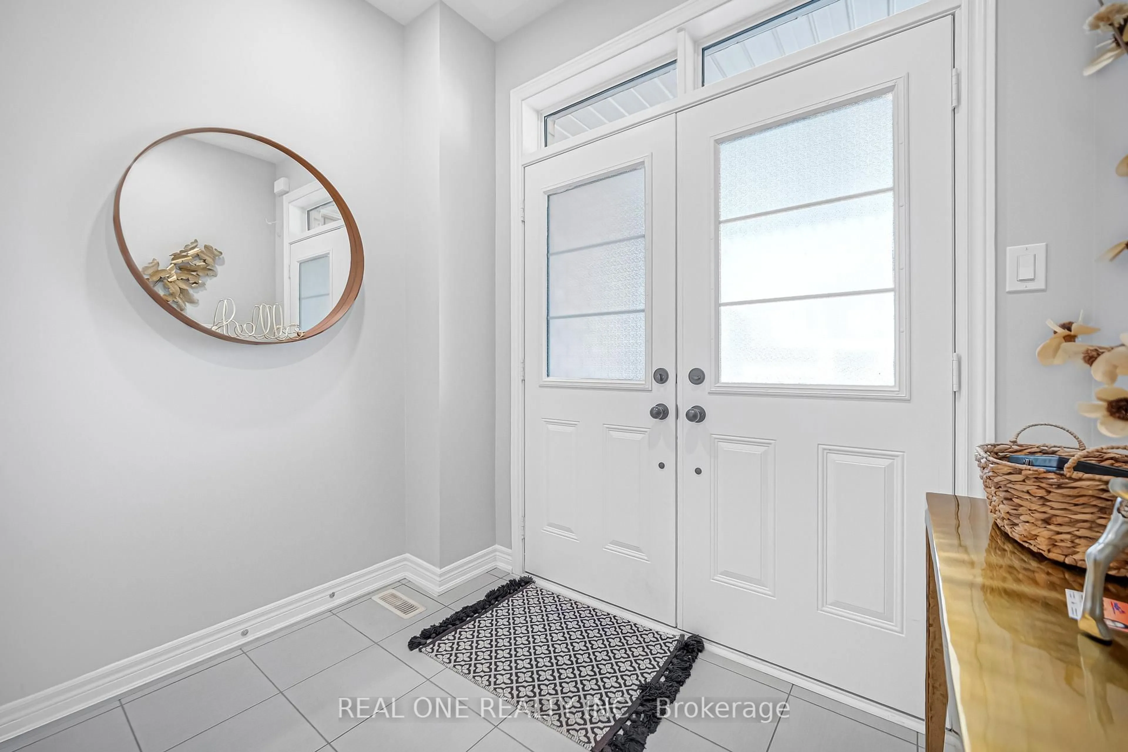 Indoor entryway for 75 Fallharvest Way Rd, Whitchurch-Stouffville Ontario L4A 4W4