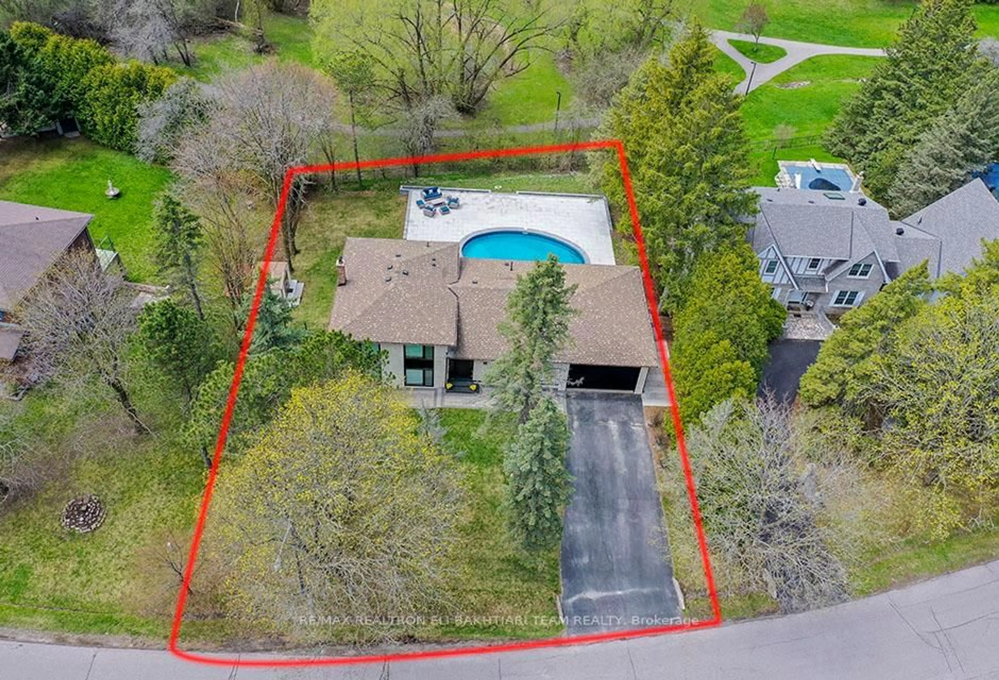 A pic from outside/outdoor area/front of a property/back of a property/a pic from drone, unknown for 56 Cynthia Cres, Richmond Hill Ontario L4E 2P9