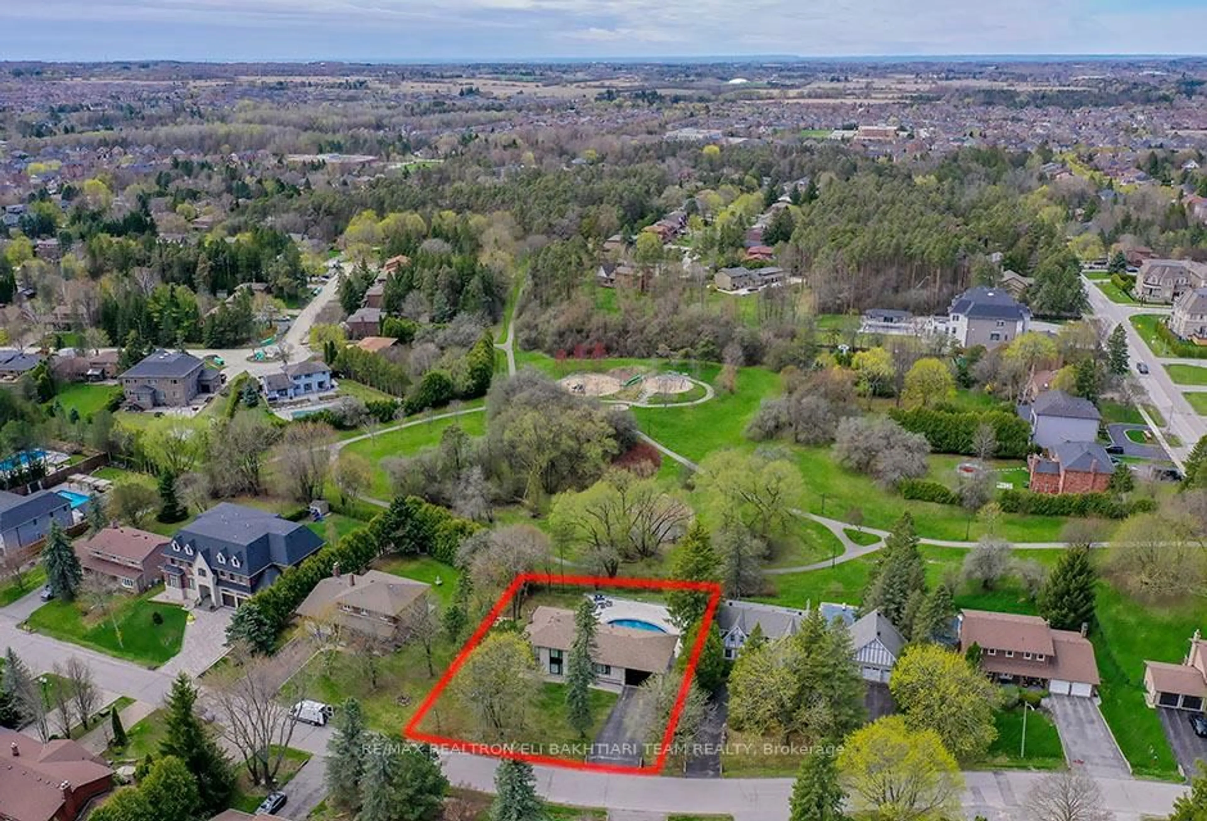 A pic from outside/outdoor area/front of a property/back of a property/a pic from drone, unknown for 56 Cynthia Cres, Richmond Hill Ontario L4E 2P9