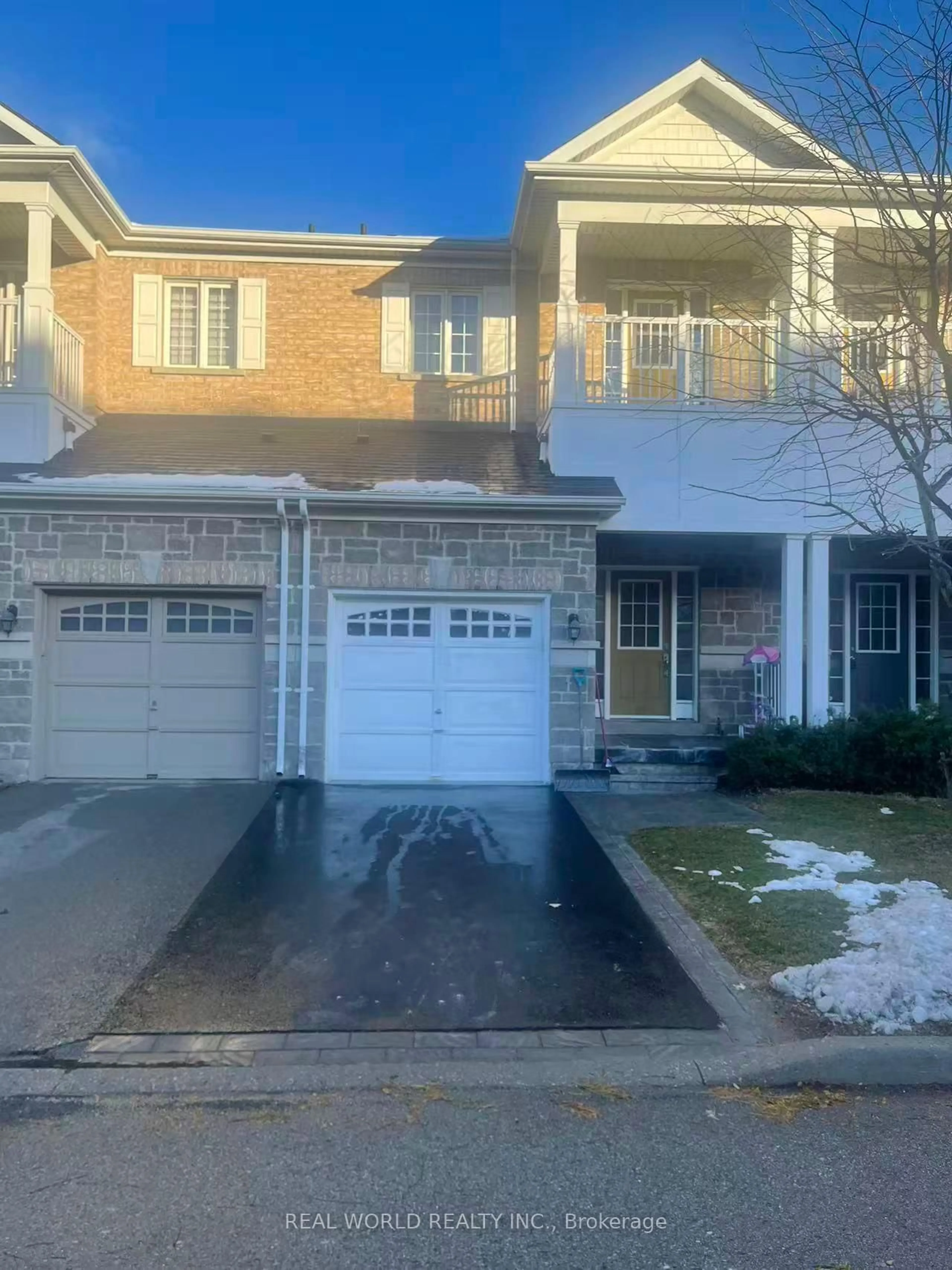 A pic from outside/outdoor area/front of a property/back of a property/a pic from drone, street for 164 Verdi Rd, Richmond Hill Ontario L4E 0Z6