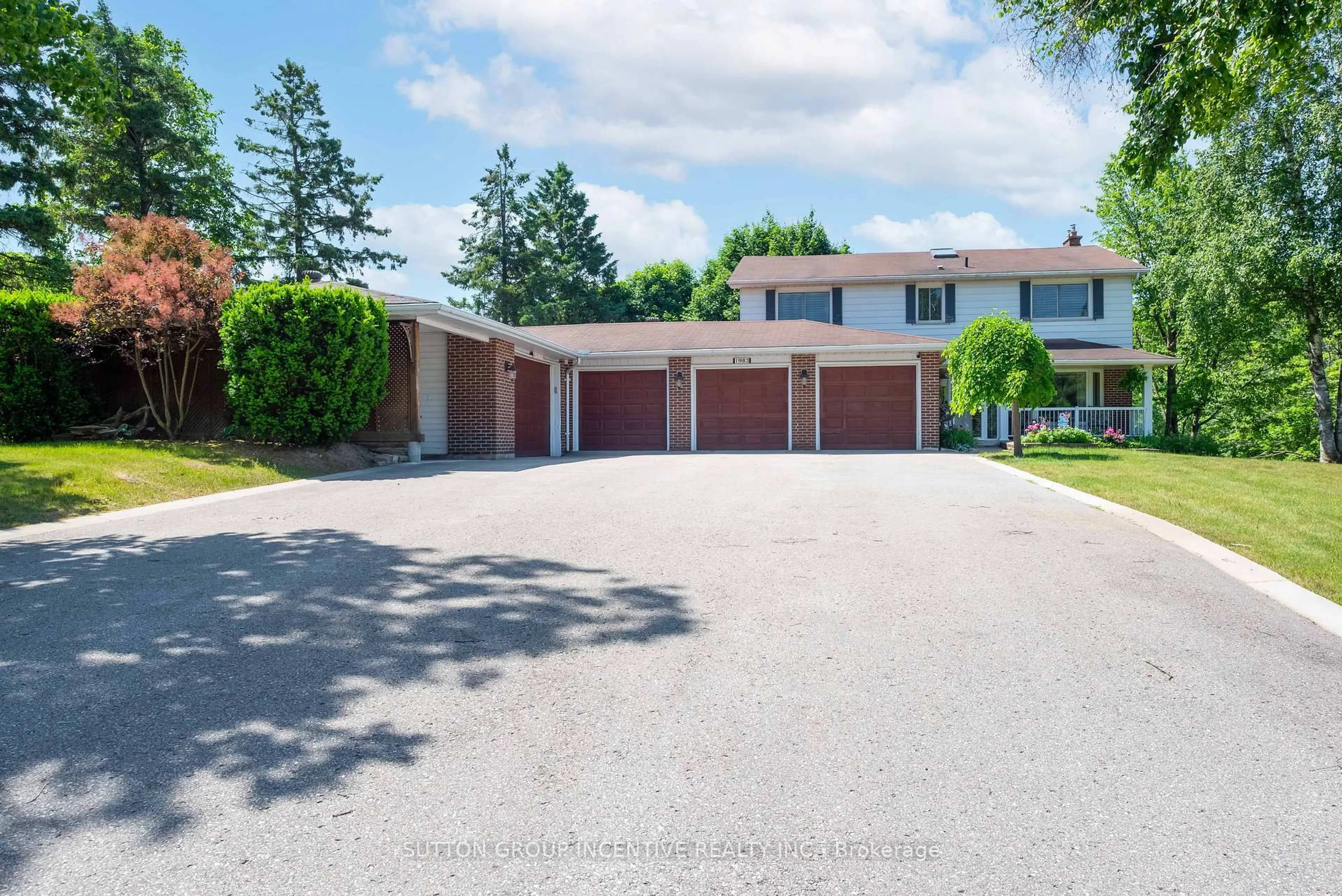 A pic from outside/outdoor area/front of a property/back of a property/a pic from drone, street for 1983 Innisfil Heights Cres, Innisfil Ontario L9S 4A7