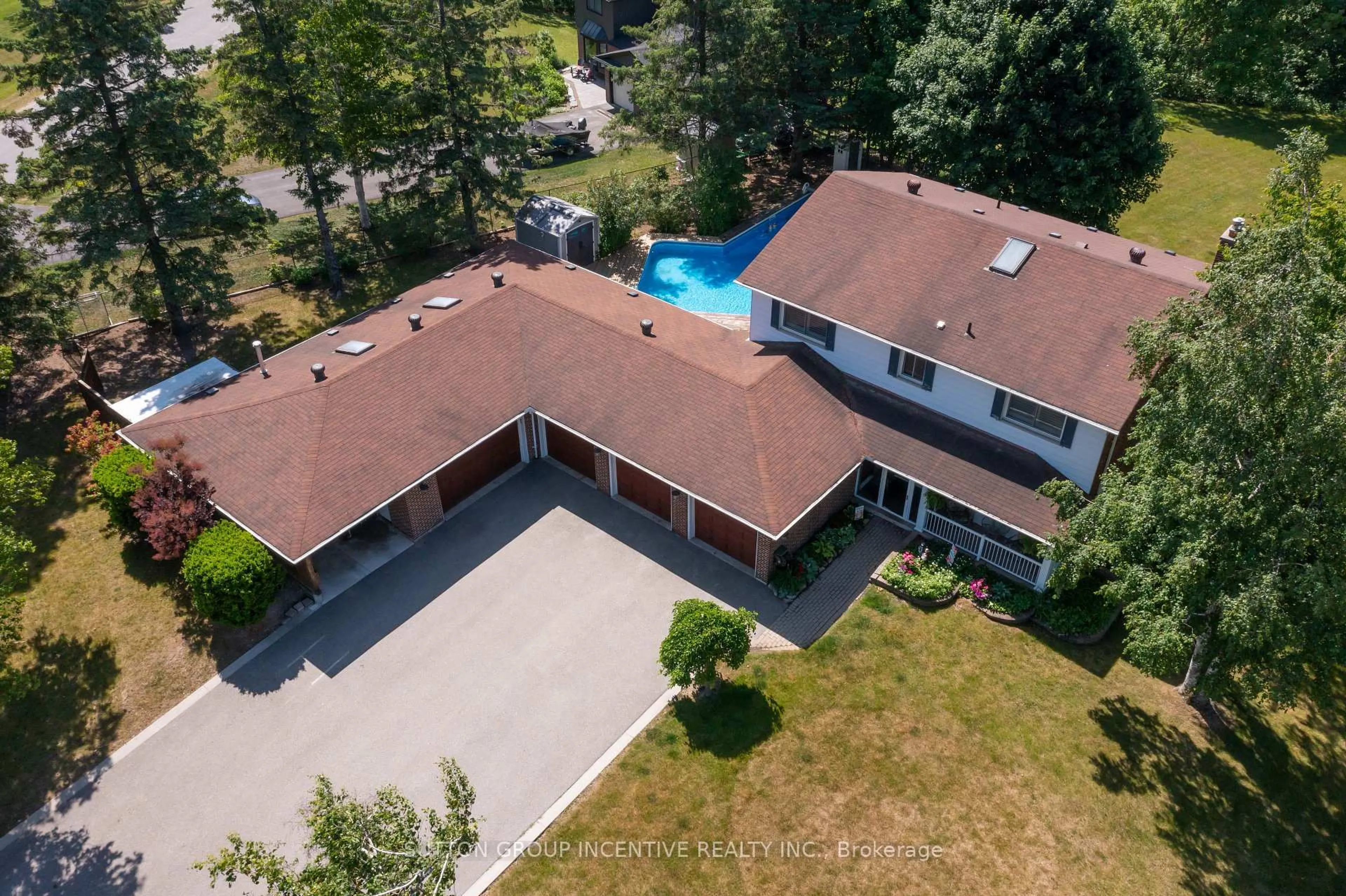 A pic from outside/outdoor area/front of a property/back of a property/a pic from drone, unknown for 1983 Innisfil Heights Cres, Innisfil Ontario L9S 4A7