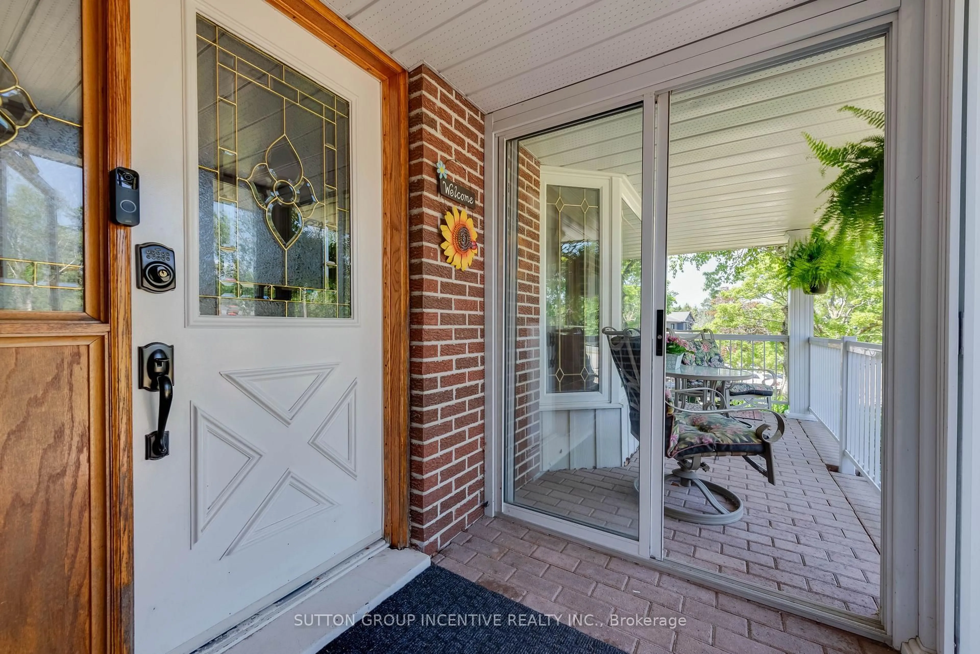 Indoor entryway for 1983 Innisfil Heights Cres, Innisfil Ontario L9S 4A7