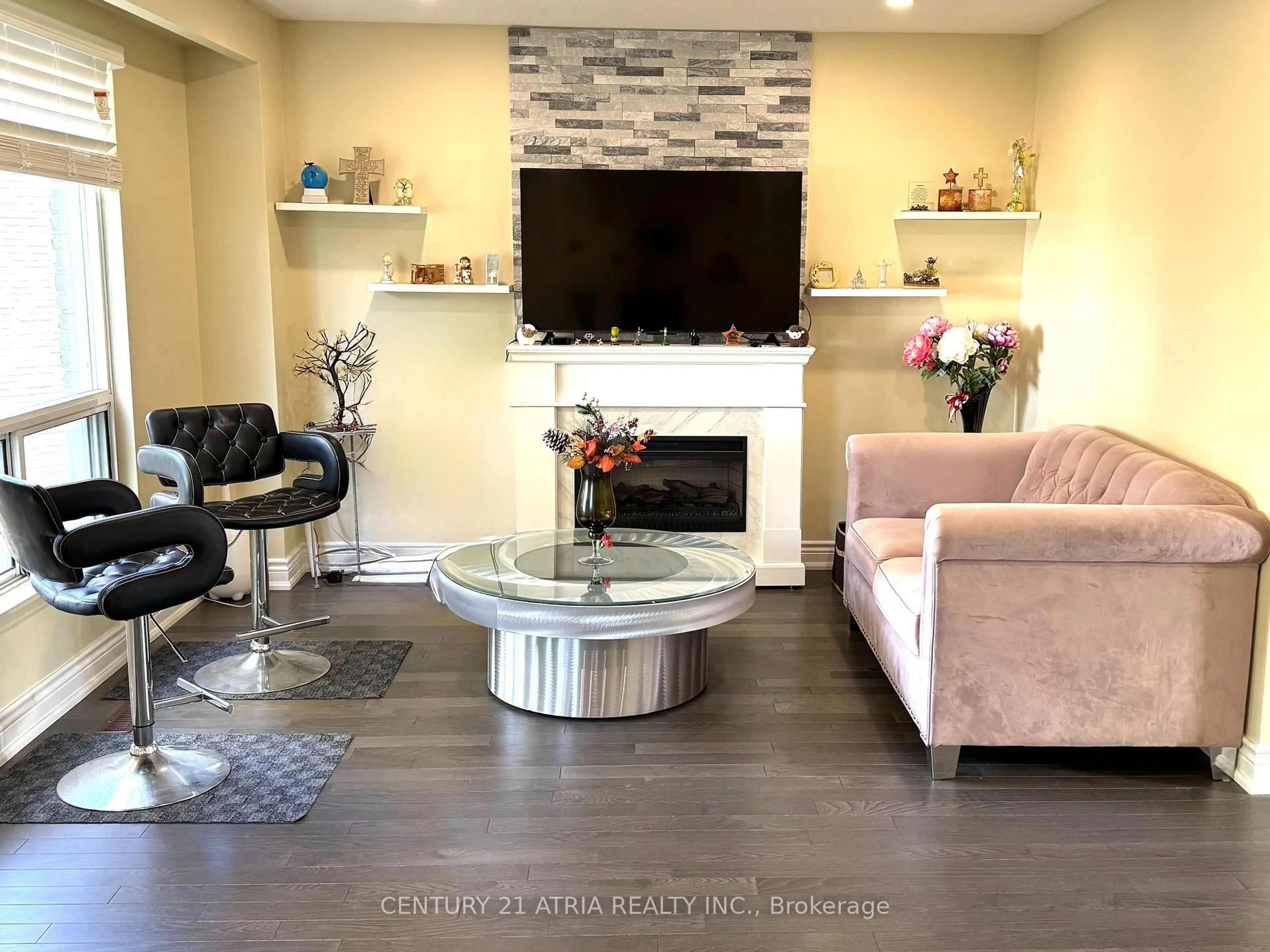 Living room with furniture, unknown for 38 Henderson Dr, Aurora Ontario L4G 3L2