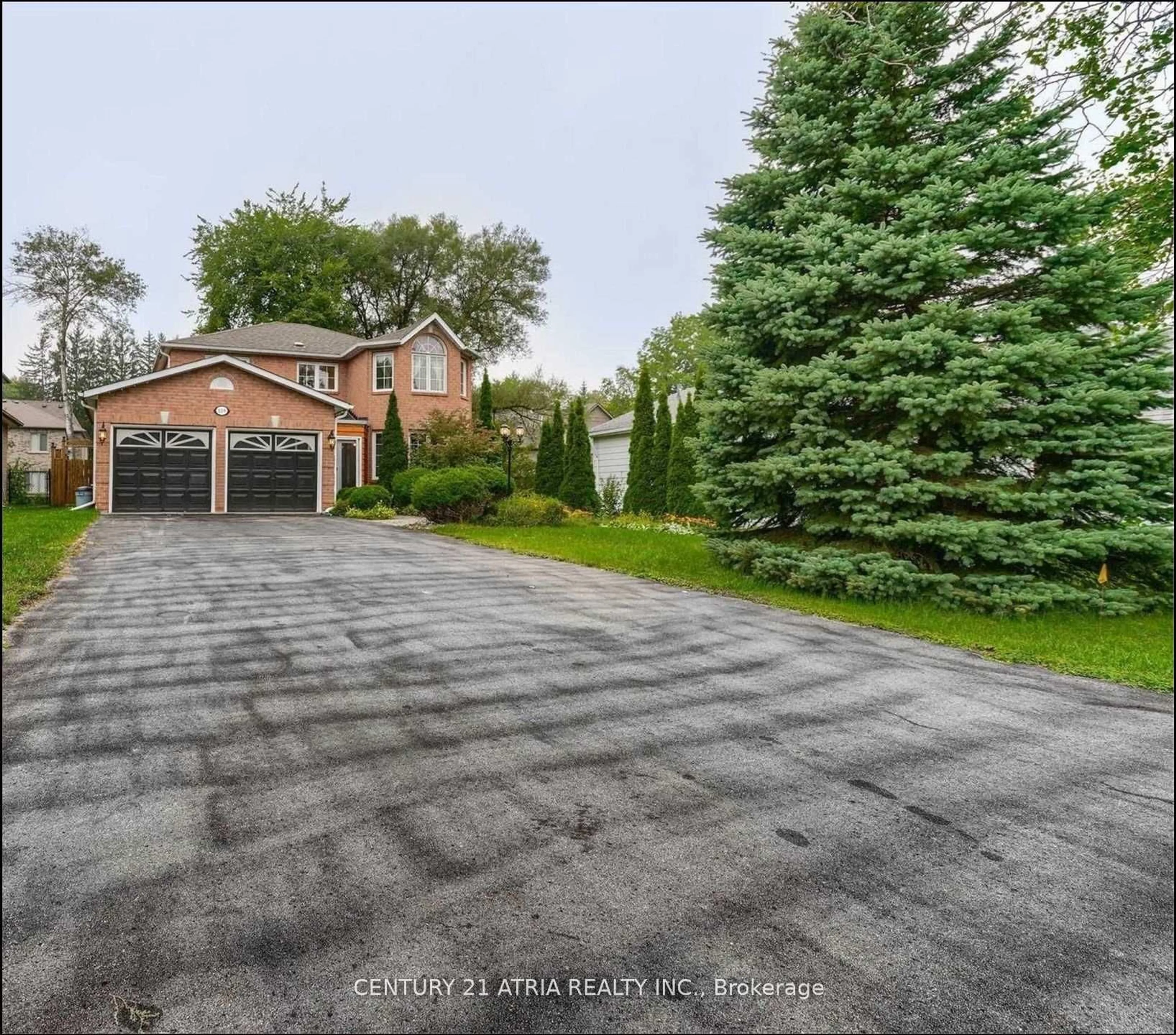 A pic from outside/outdoor area/front of a property/back of a property/a pic from drone, street for 220 Olde Bayview Ave, Richmond Hill Ontario L4E 3C7
