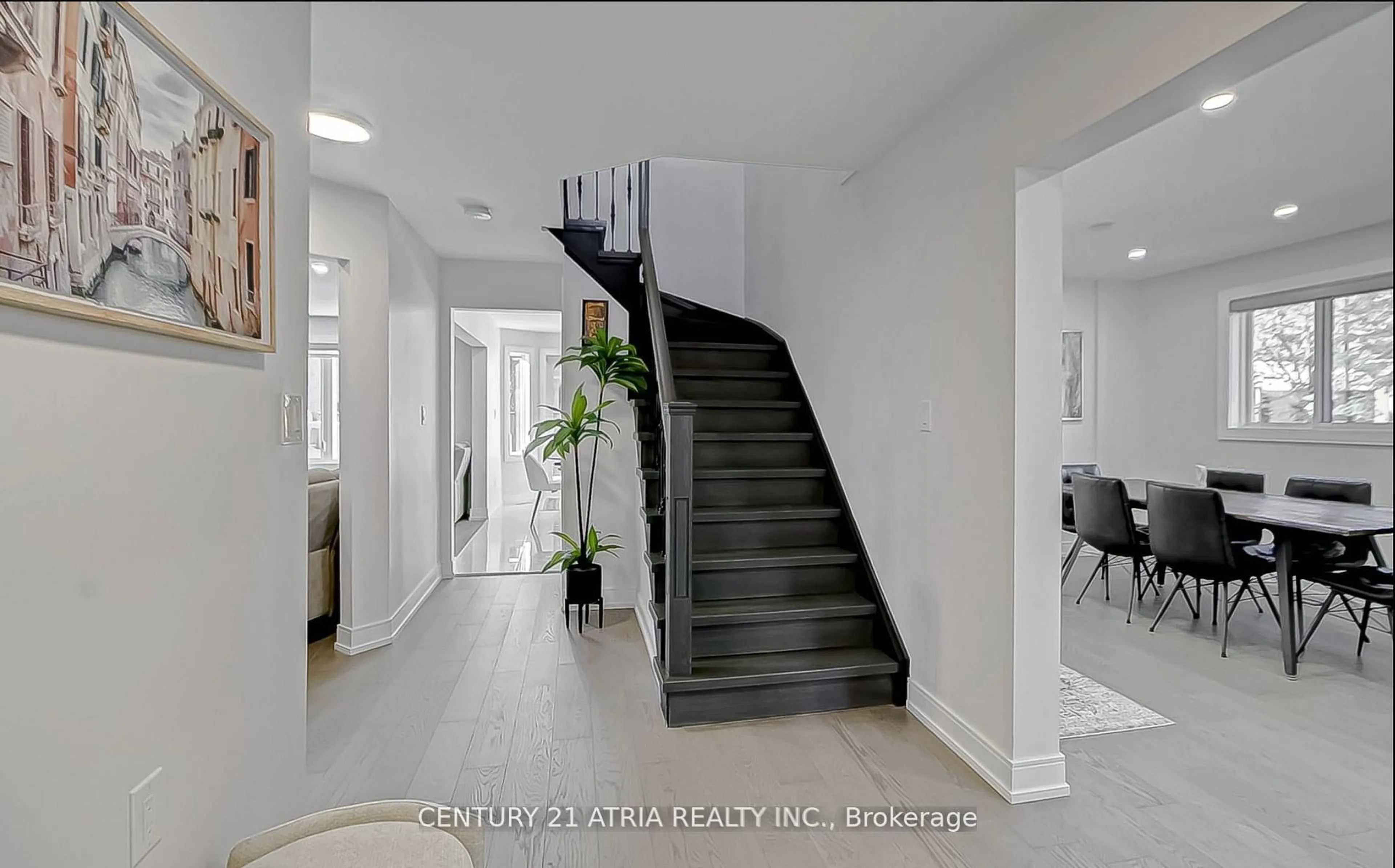 Indoor entryway for 220 Olde Bayview Ave, Richmond Hill Ontario L4E 3C7