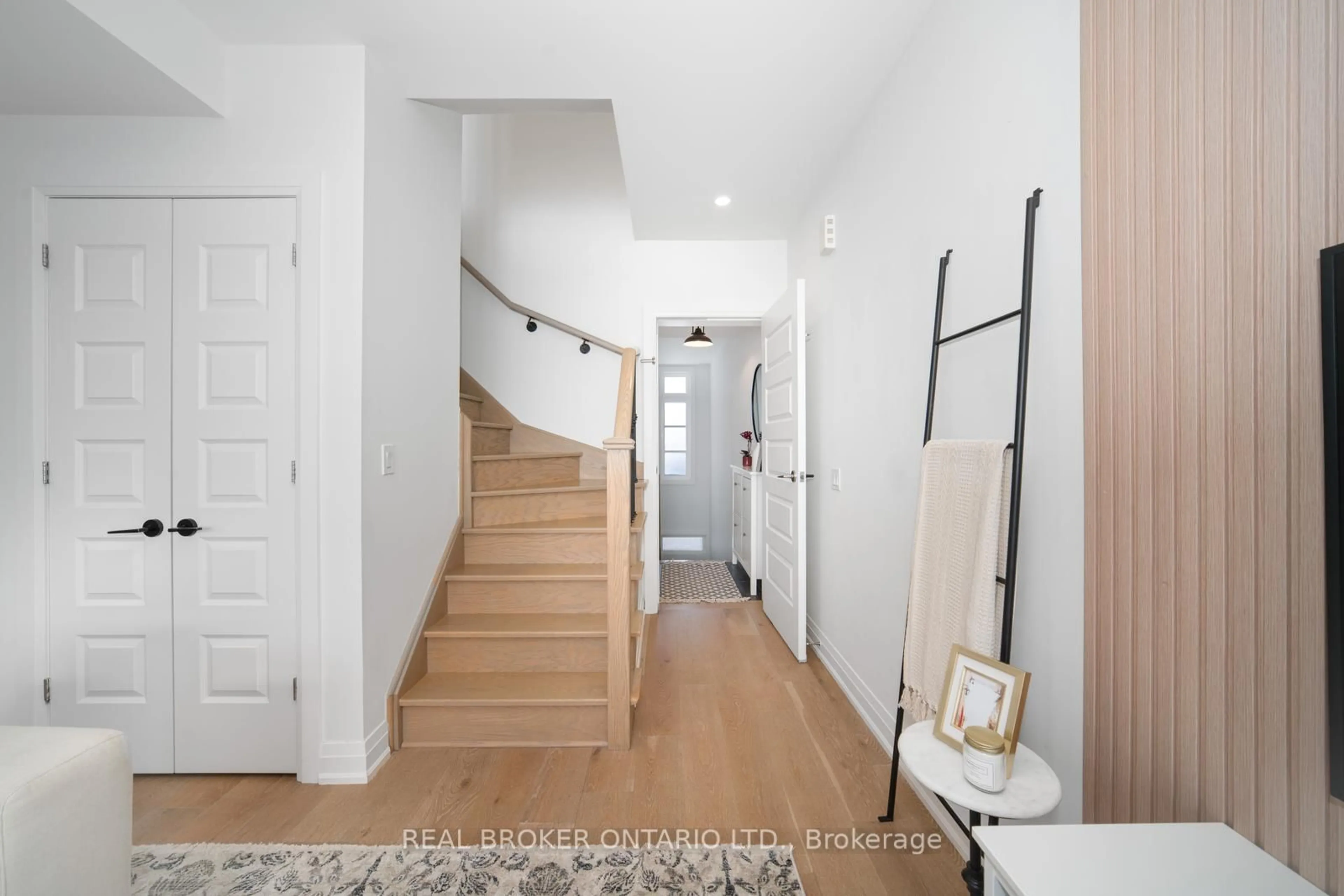 Indoor entryway for 8167 Kipling Ave #48, Vaughan Ontario L4L 0G4