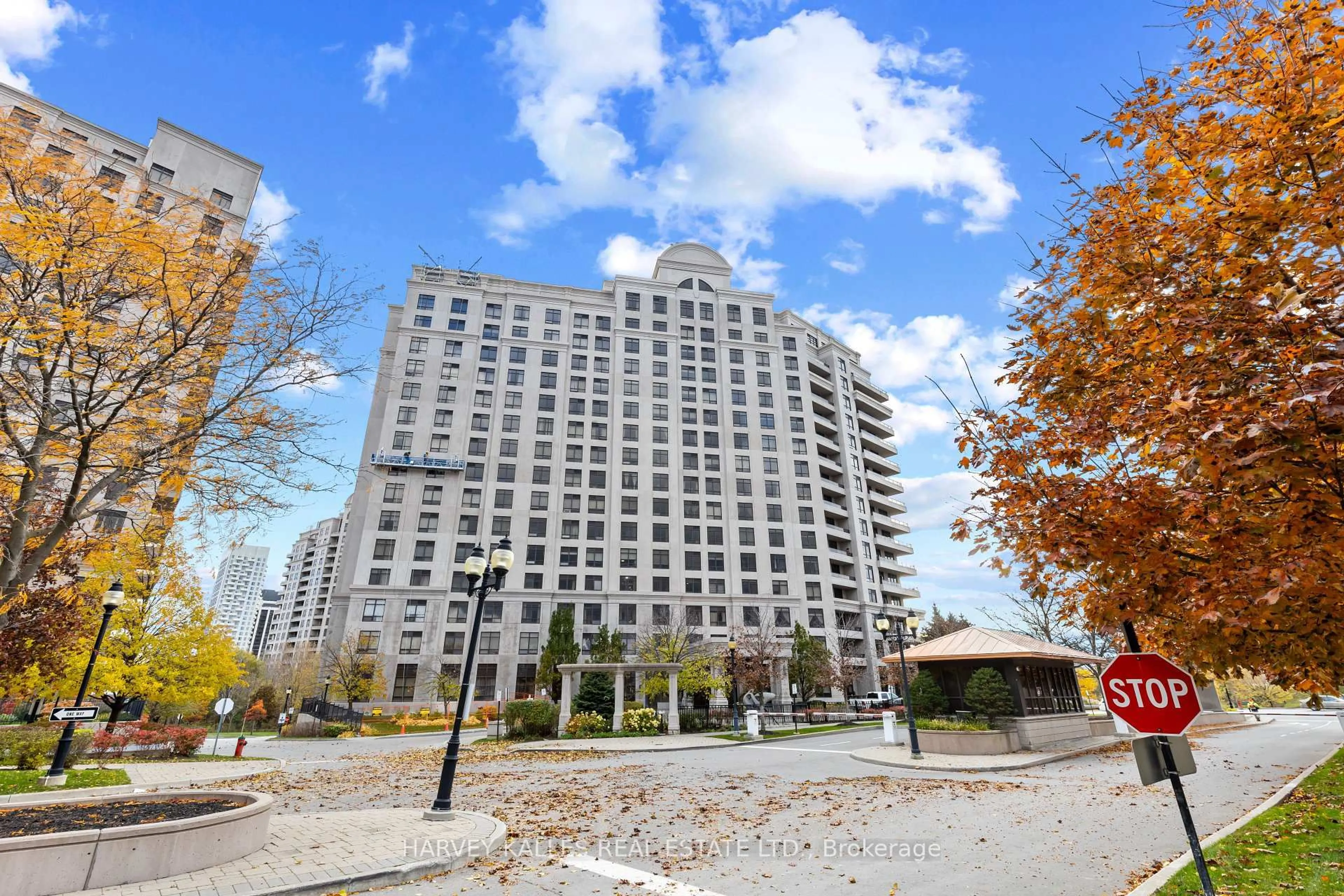 Patio, building for 9235 Jane St #1206, Vaughan Ontario L6A 0J8