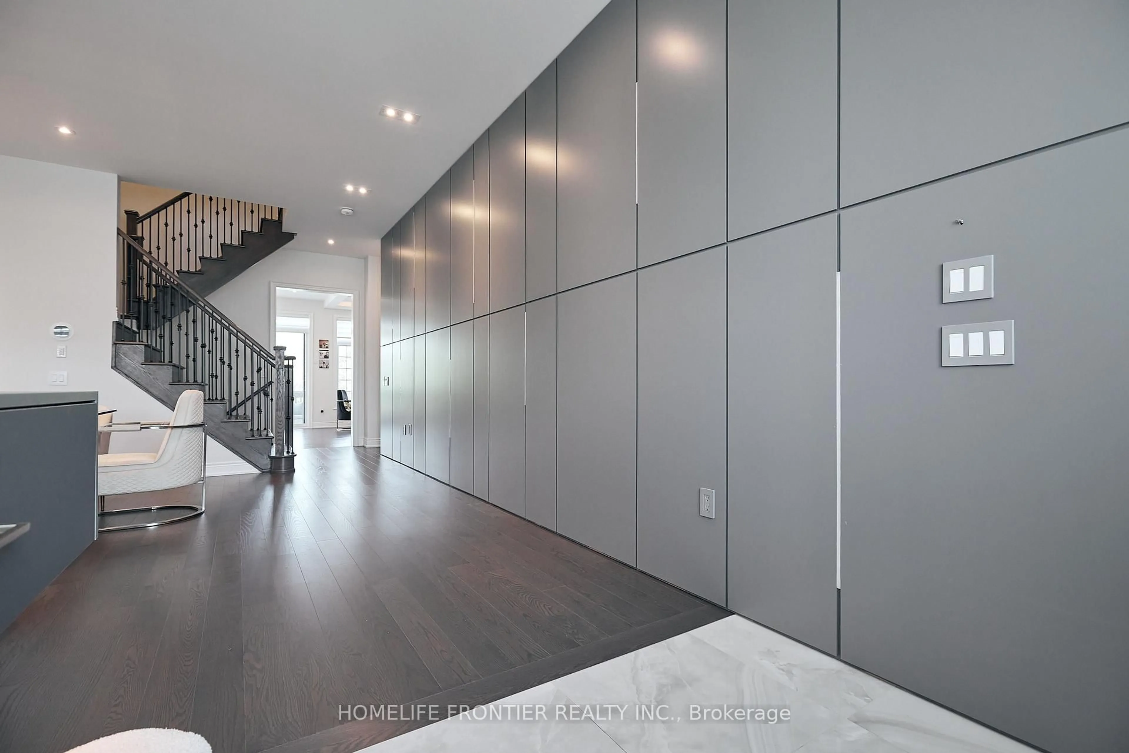 Indoor foyer for 296 Ben Sinclair Ave, East Gwillimbury Ontario L9N 0Z1
