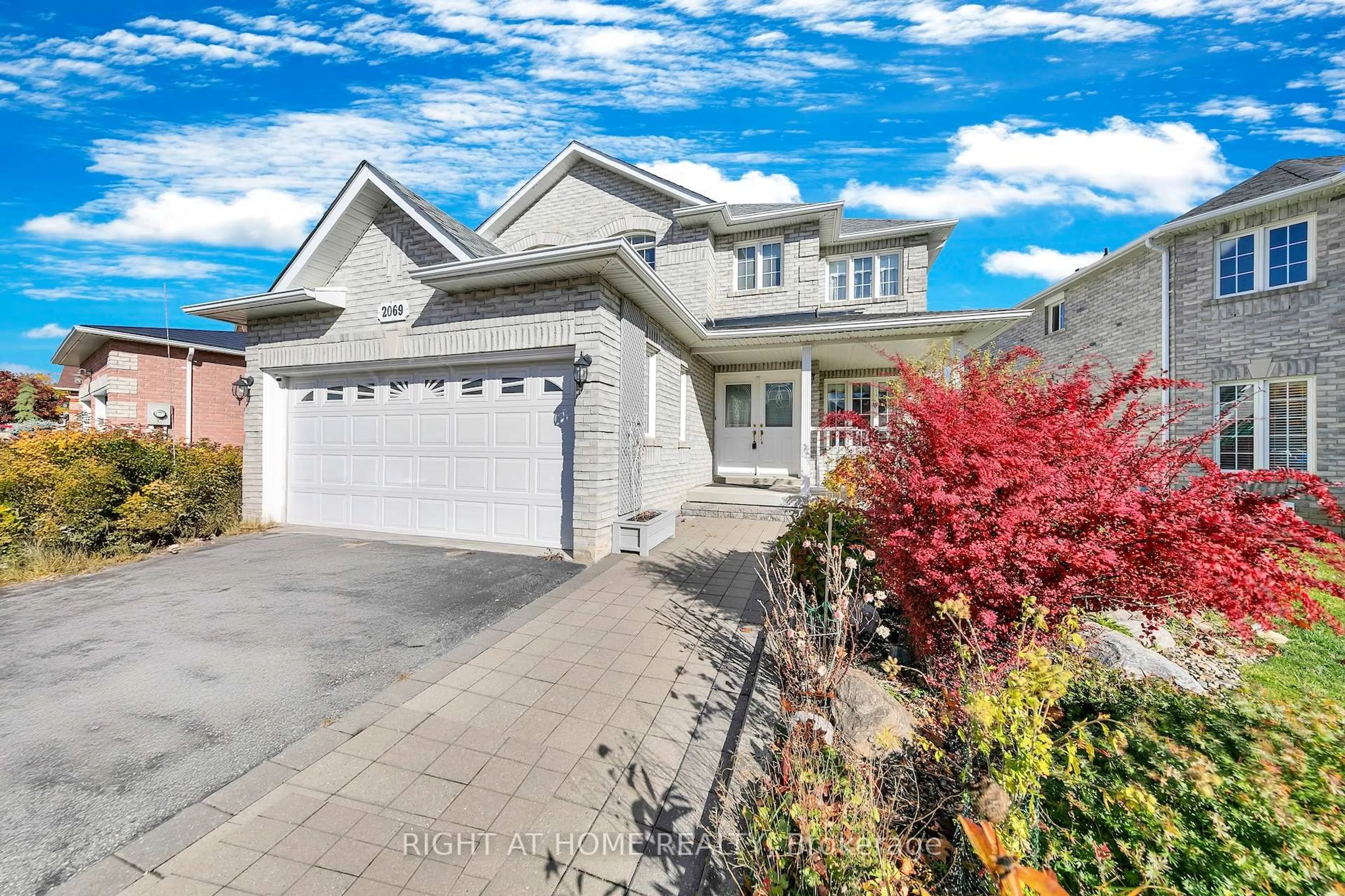 Home with vinyl exterior material, street for 2069 Wilson St, Innisfil Ontario L9S 4Y2