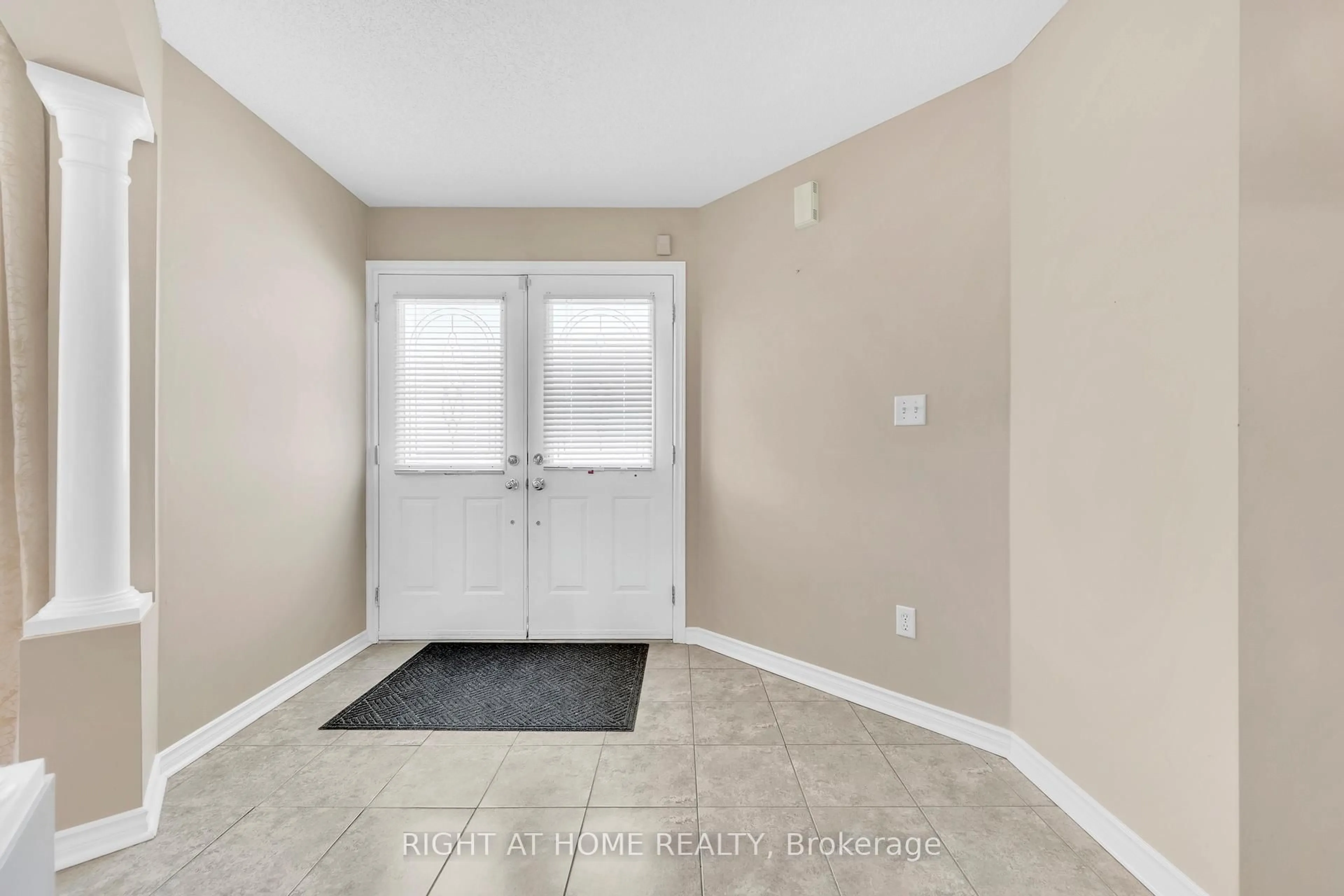 Indoor entryway for 2069 Wilson St, Innisfil Ontario L9S 4Y2