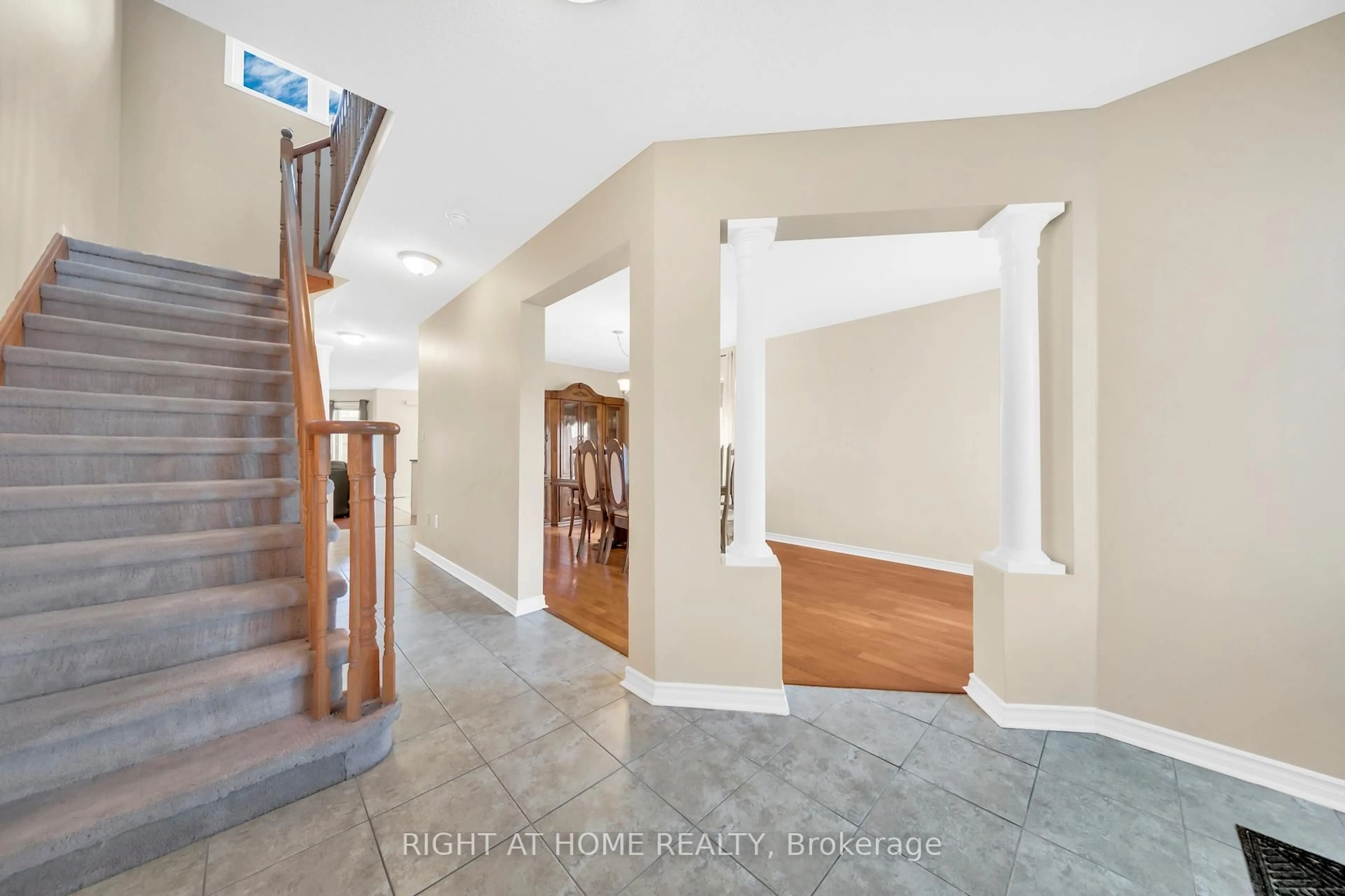 Indoor foyer for 2069 Wilson St, Innisfil Ontario L9S 4Y2