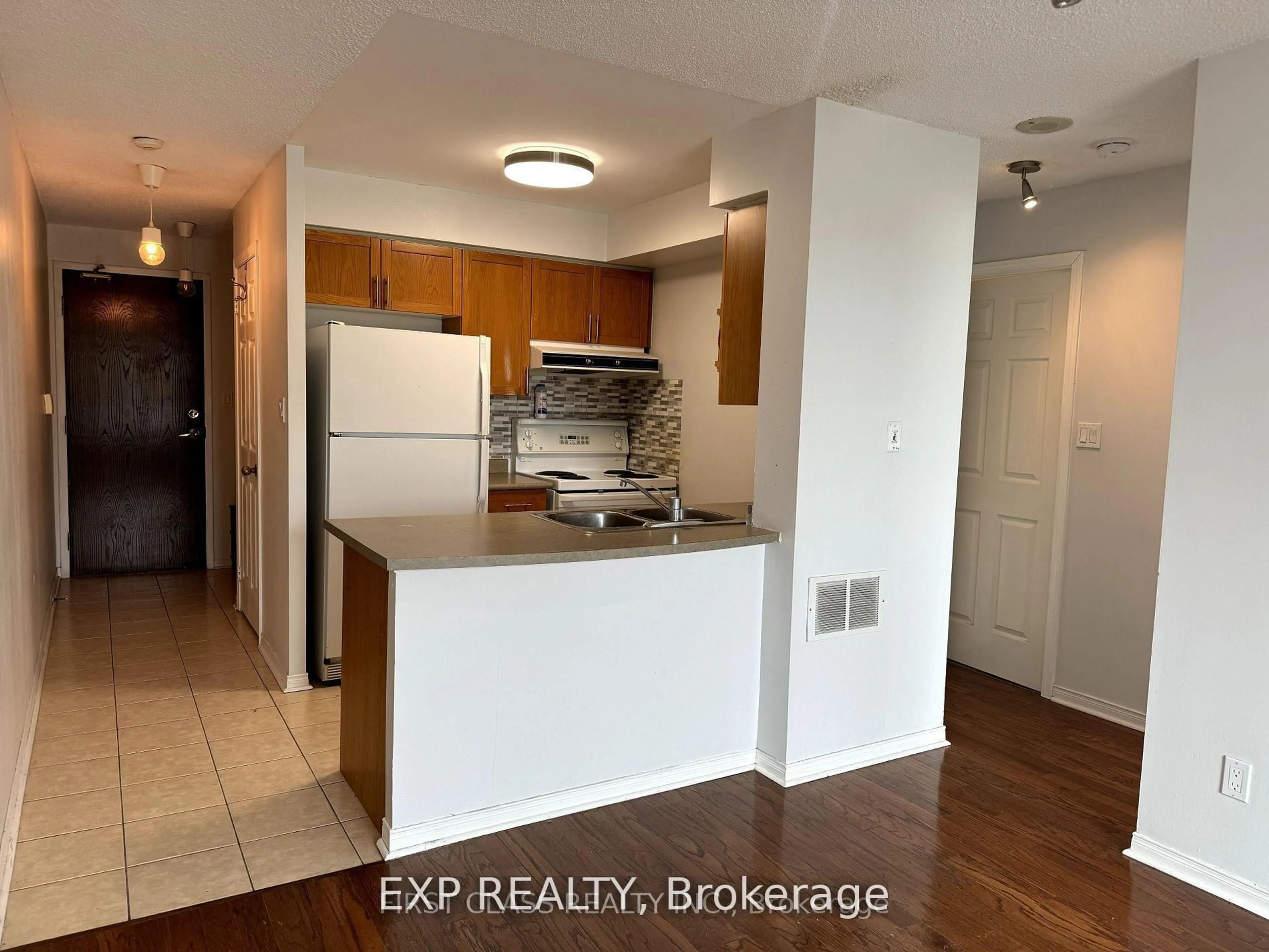 Standard kitchen, unknown for 51 Baffin Cres #301, Richmond Hill Ontario L4B 4P6