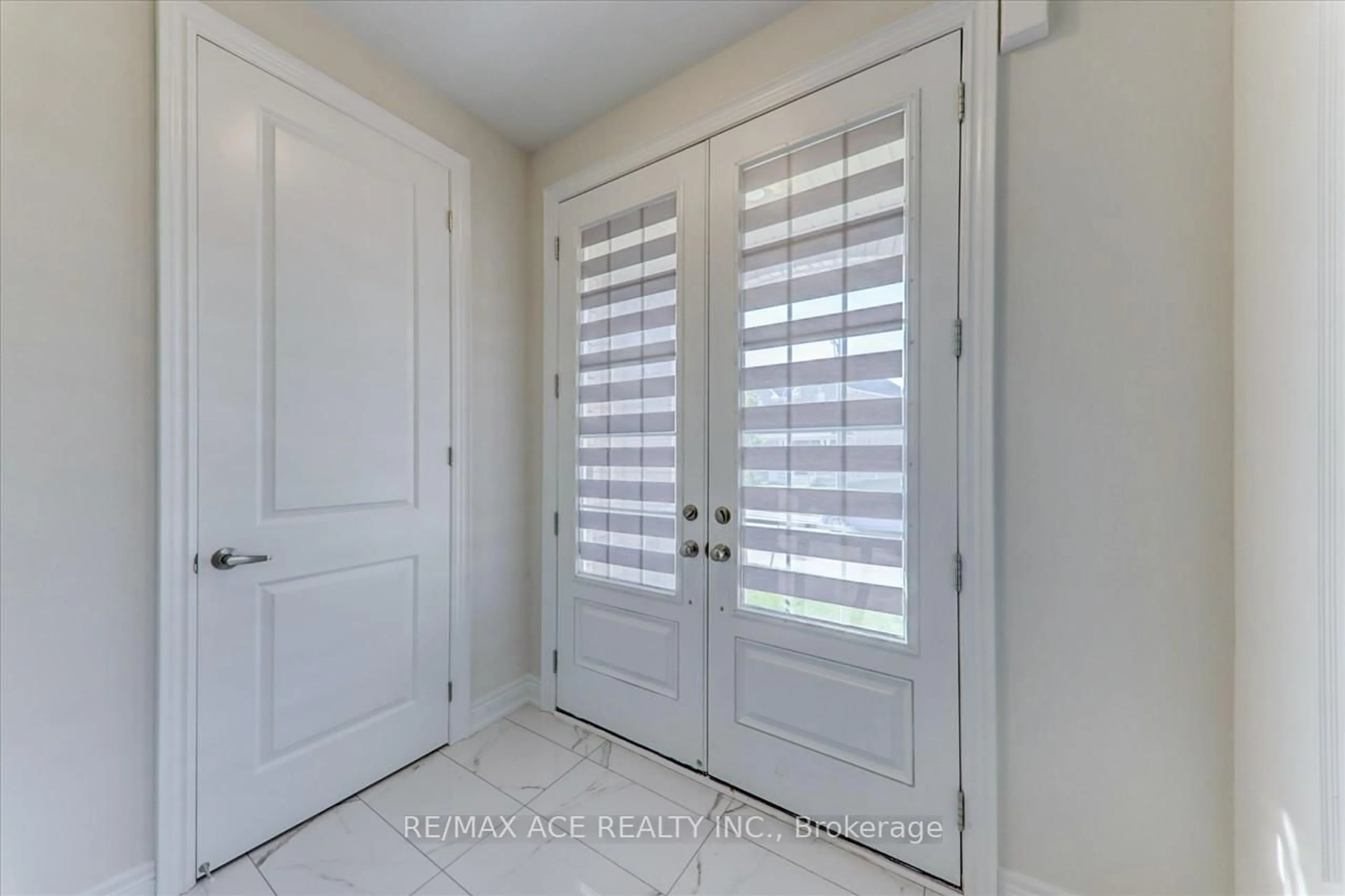 Indoor entryway for 14 Hitching Post Rd, Georgina Ontario L4P 0H9