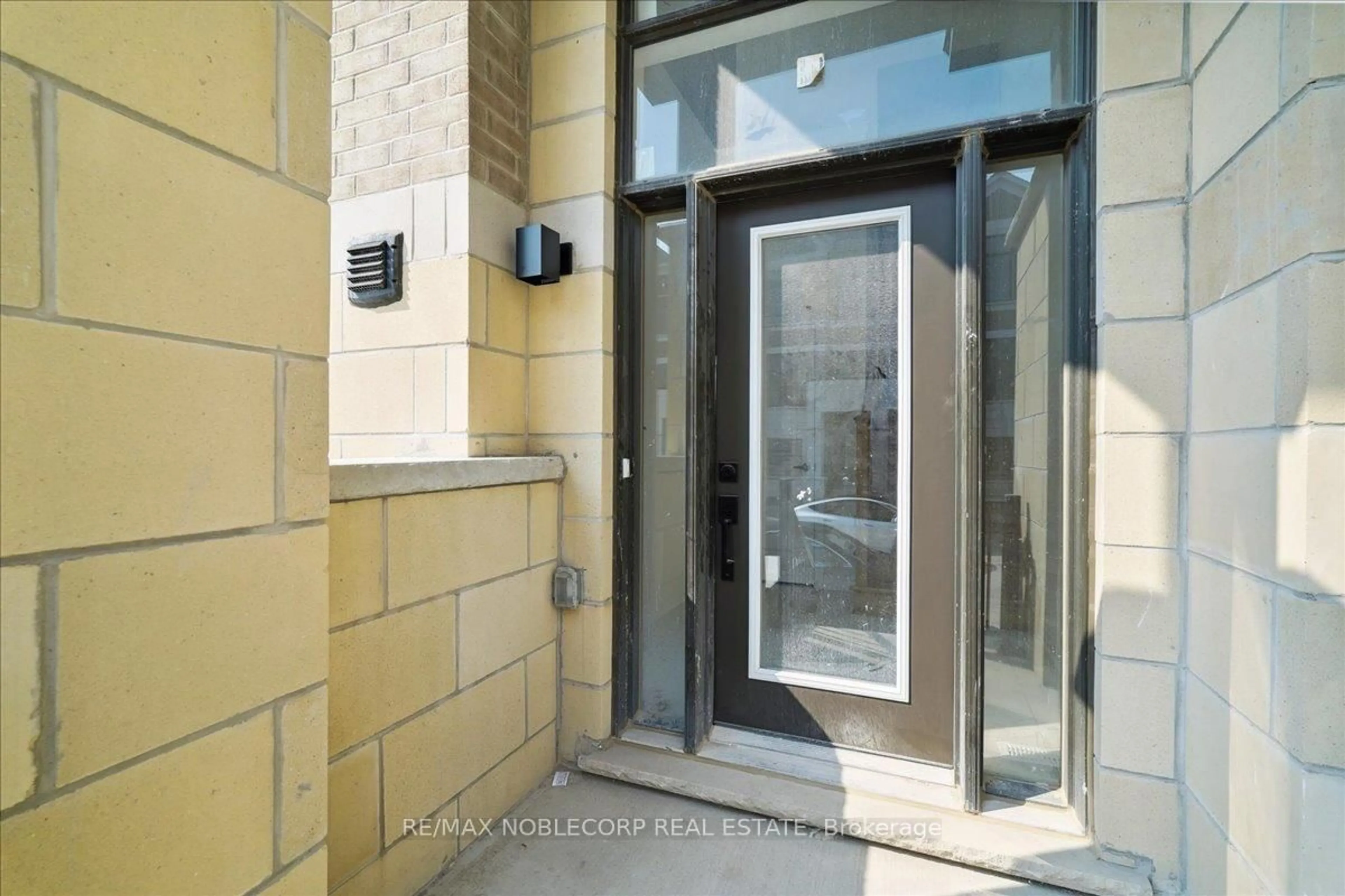 Indoor entryway for 16 Tay Lane, Richmond Hill Ontario L4S 0N8