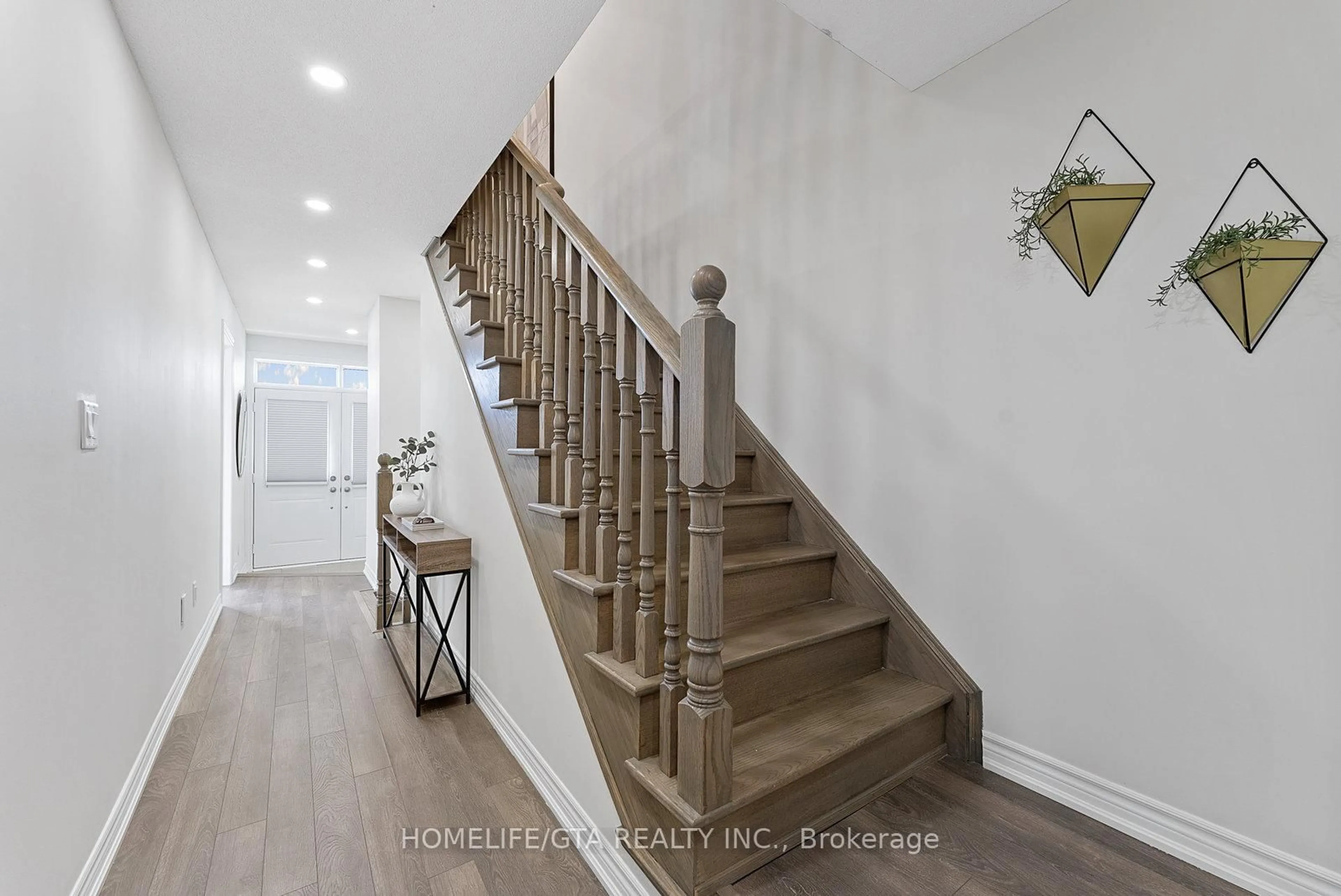 Indoor entryway for 7 Holyrood Cres, Vaughan Ontario L4H 5G2