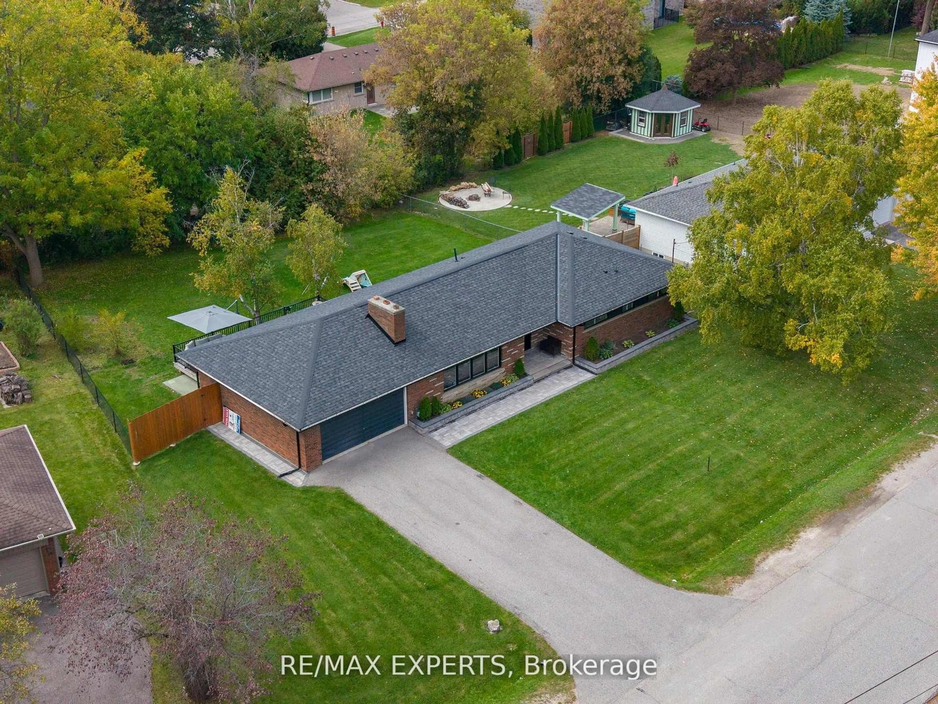 A pic from outside/outdoor area/front of a property/back of a property/a pic from drone, street for 26 Wellar Ave, King Ontario L0G 1N0