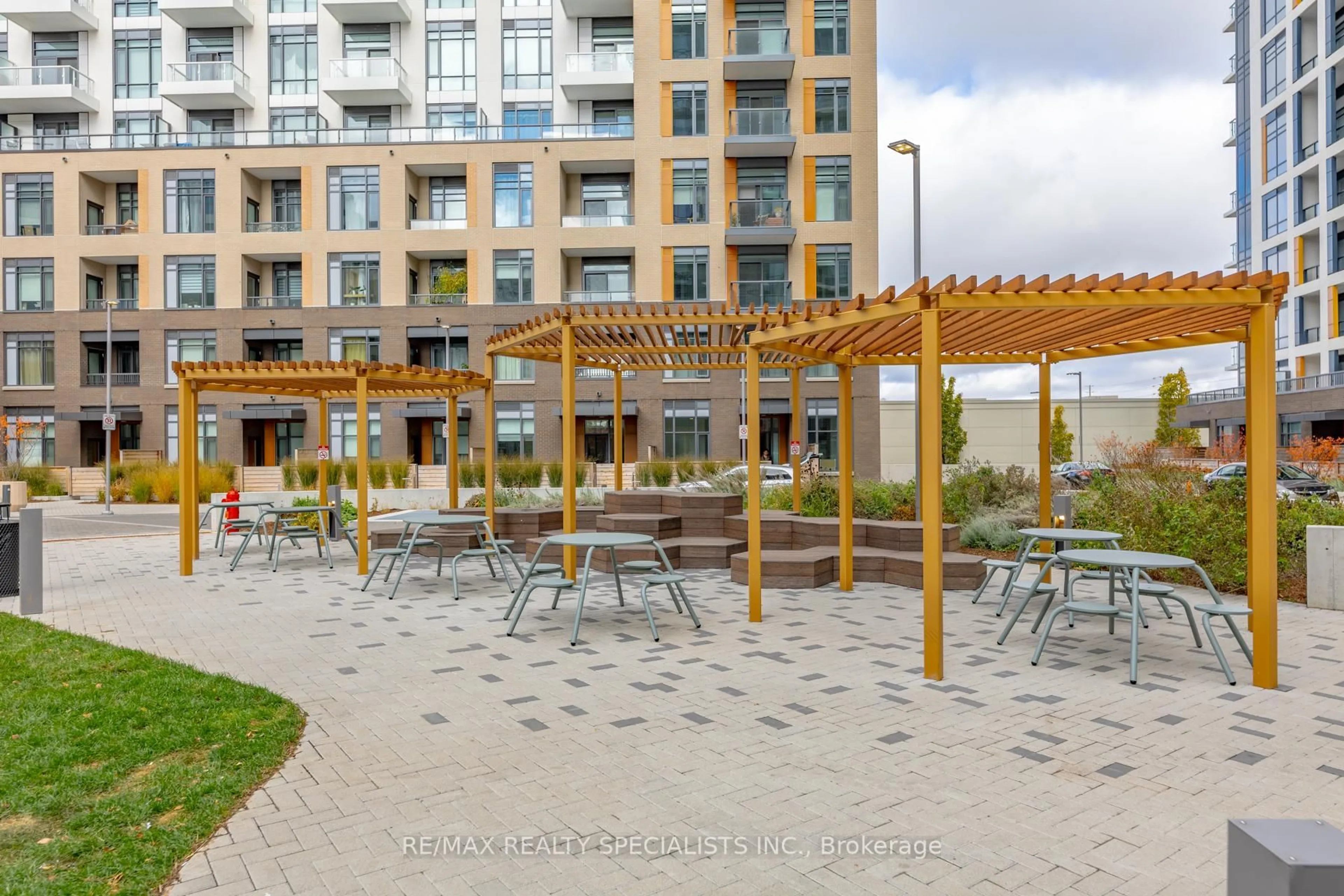 Patio, street for 8 Beverley Glen Blvd #C202, Vaughan Ontario L4J 0L5