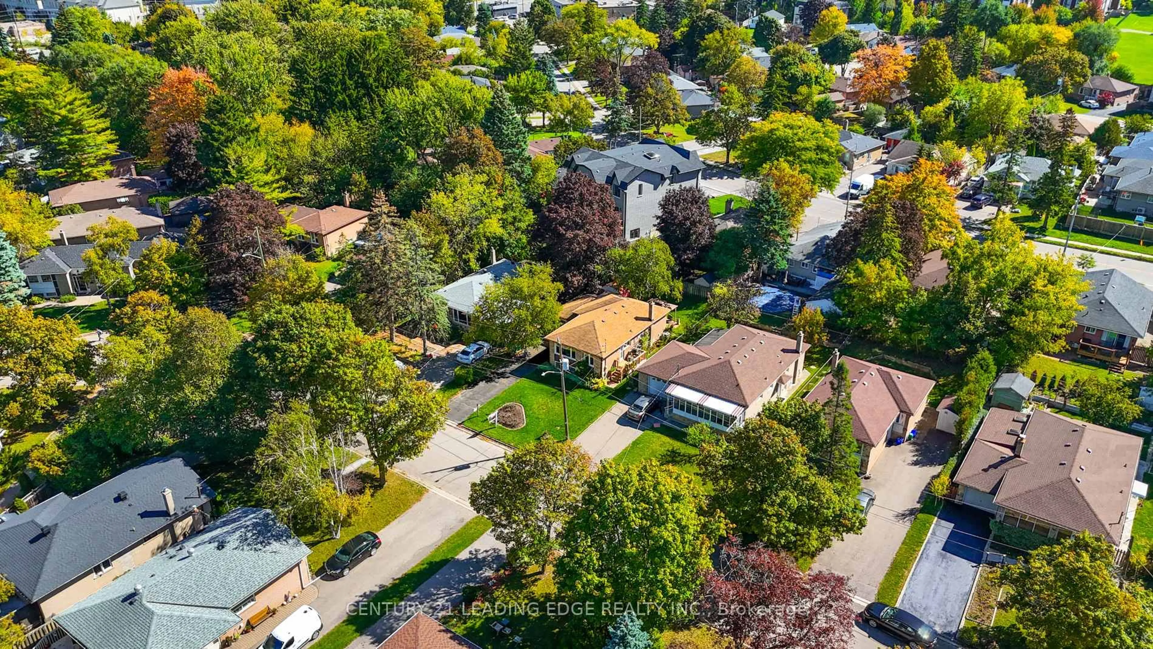 A pic from outside/outdoor area/front of a property/back of a property/a pic from drone, street for 398 Allgood St, Richmond Hill Ontario L4C 2Z2