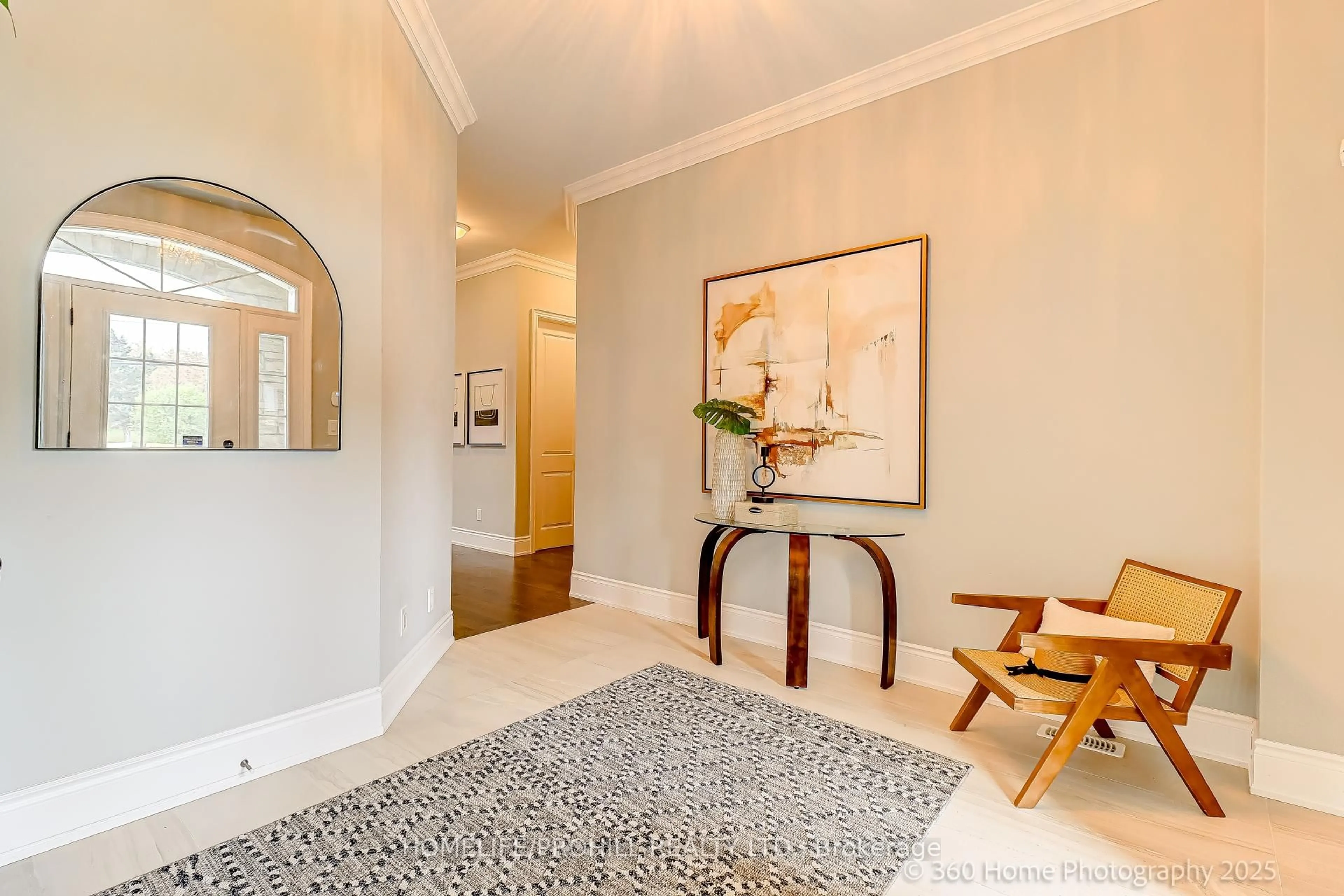 Indoor entryway for 8 Colesbrook Rd, Richmond Hill Ontario L4S 0C6