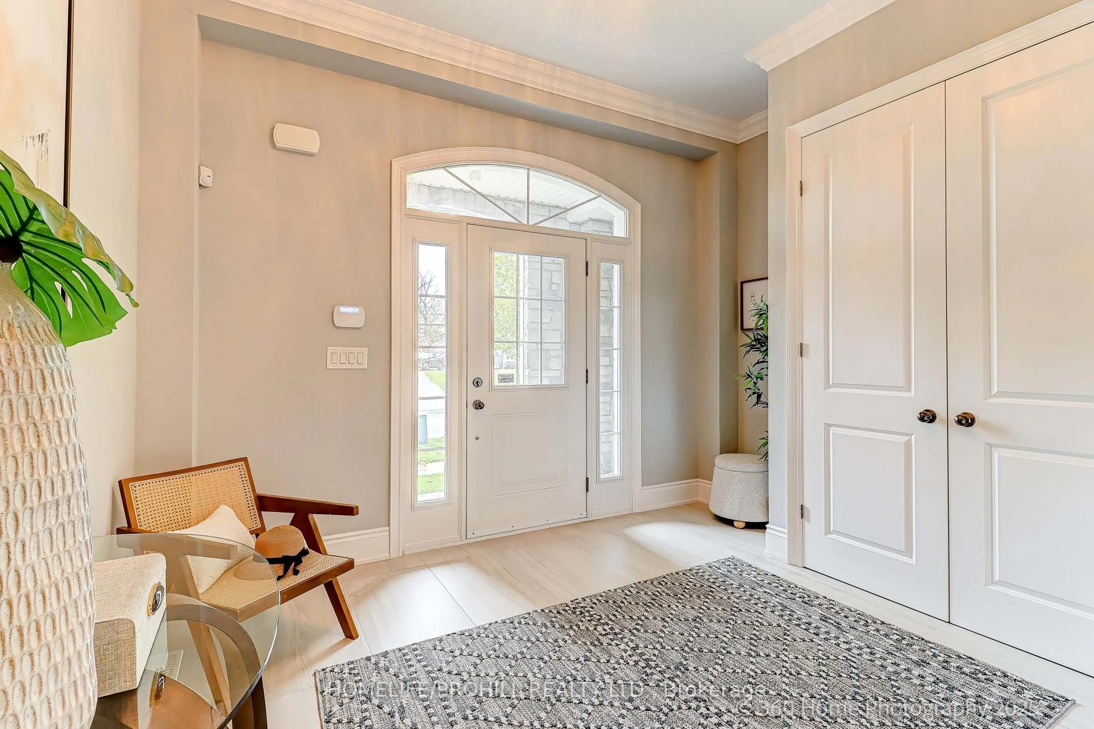 Indoor entryway for 8 Colesbrook Rd, Richmond Hill Ontario L4S 0C6