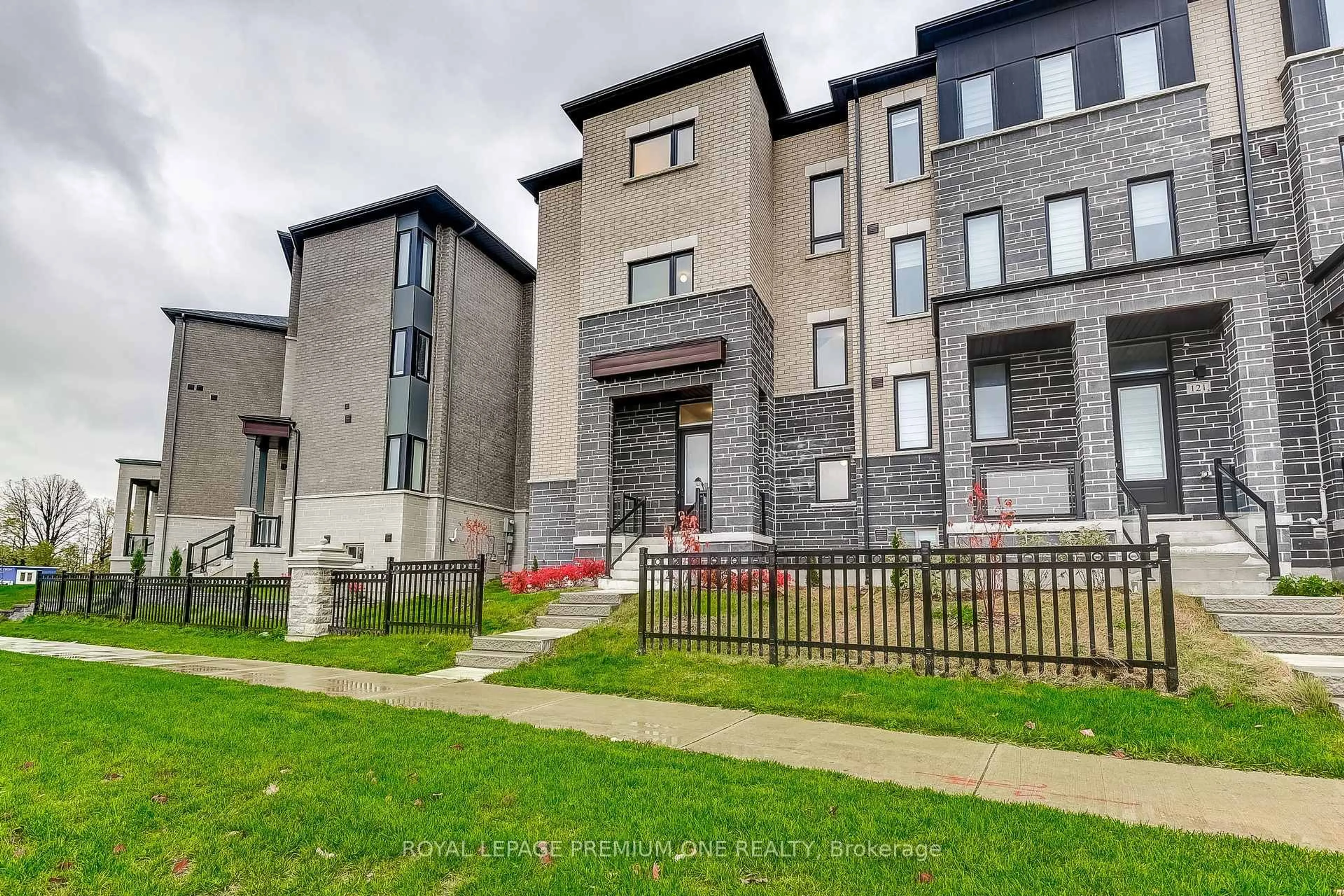 A pic from outside/outdoor area/front of a property/back of a property/a pic from drone, street for 117 TENNANT Circ, Vaughan Ontario L4H 5L5