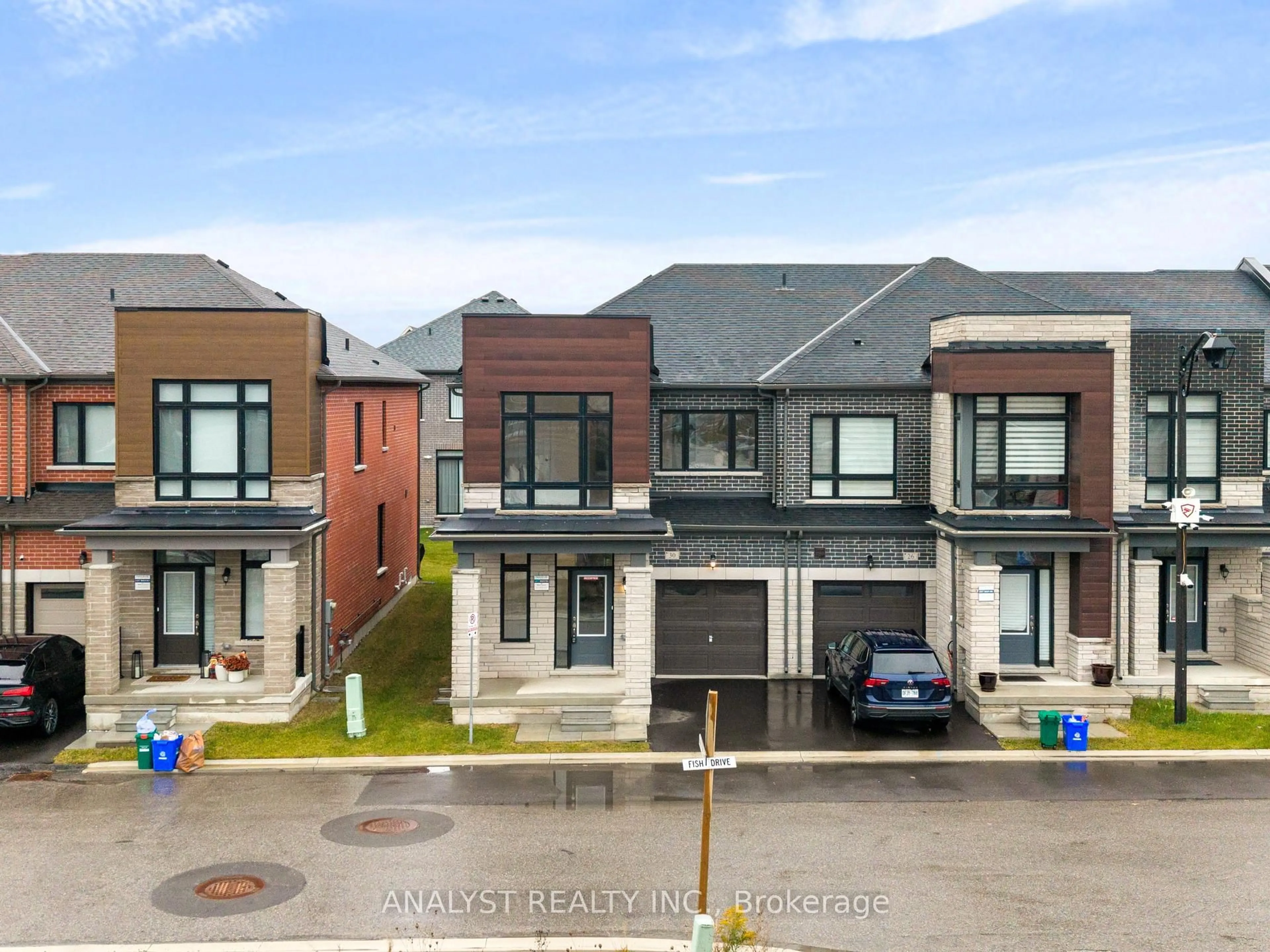 A pic from outside/outdoor area/front of a property/back of a property/a pic from drone, street for 30 Blick Cres, Aurora Ontario L4G 4A6