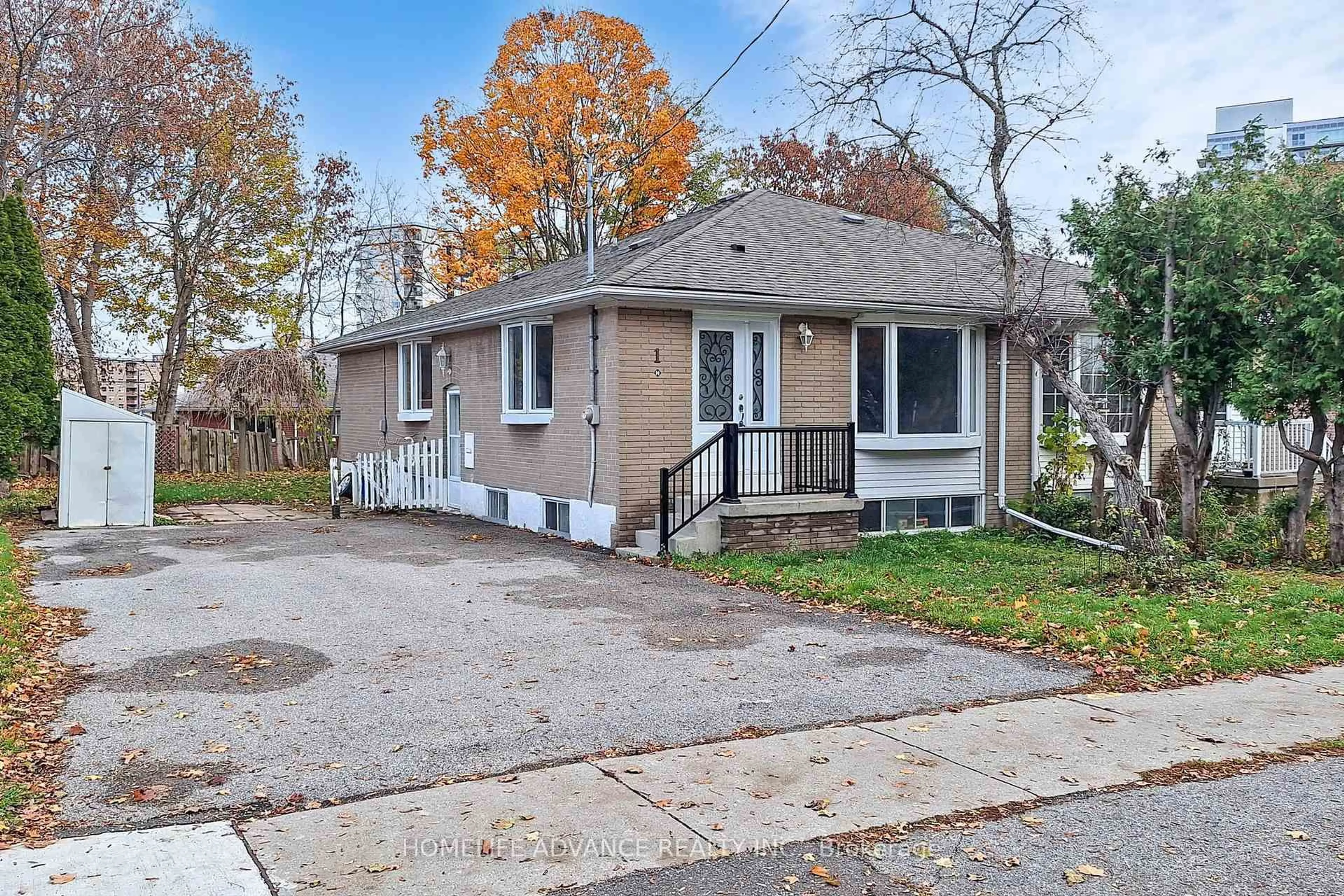 Unknown for 1 Walter Ave, Newmarket Ontario L3Y 2T2