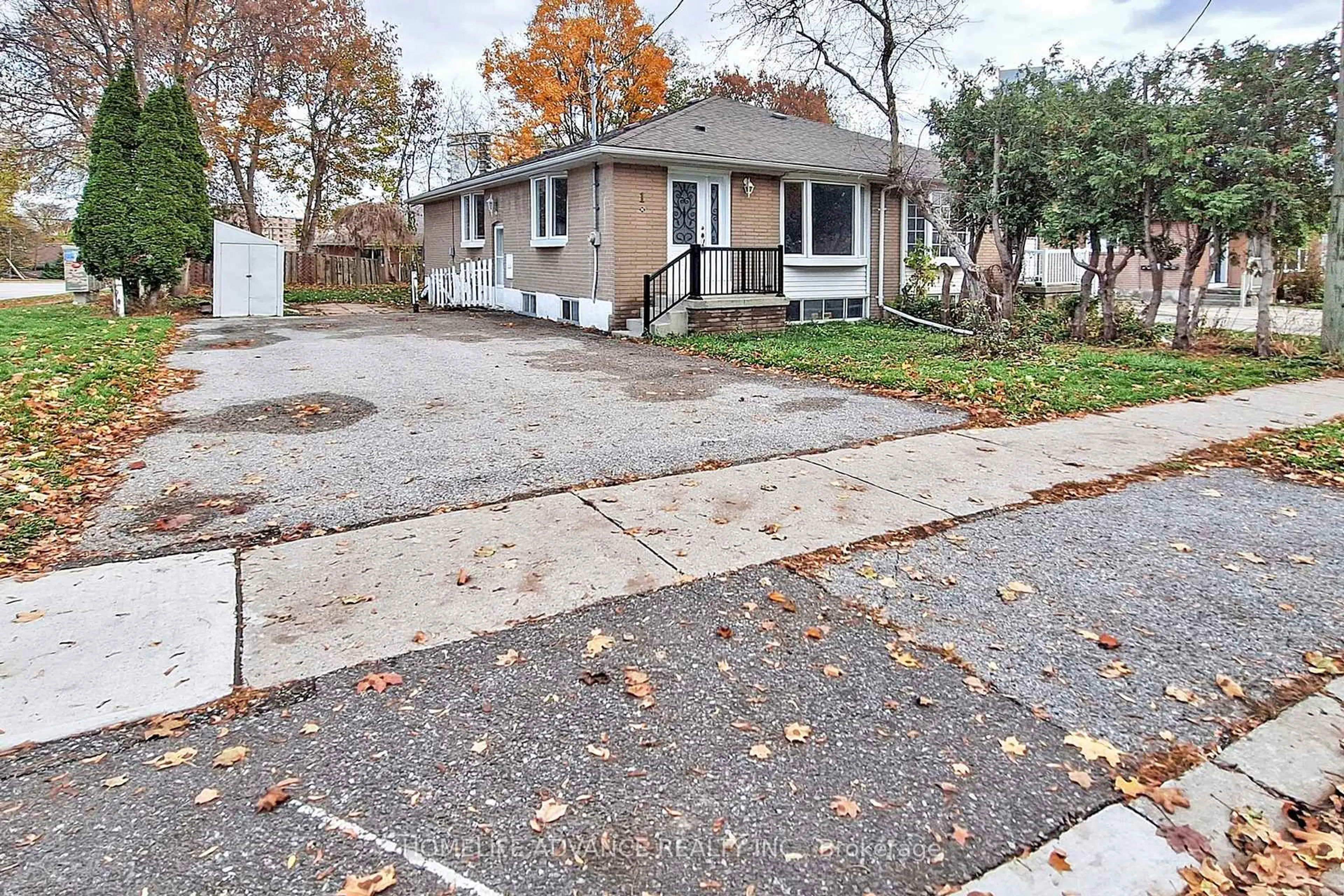 Patio, street for 1 Walter Ave, Newmarket Ontario L3Y 2T2