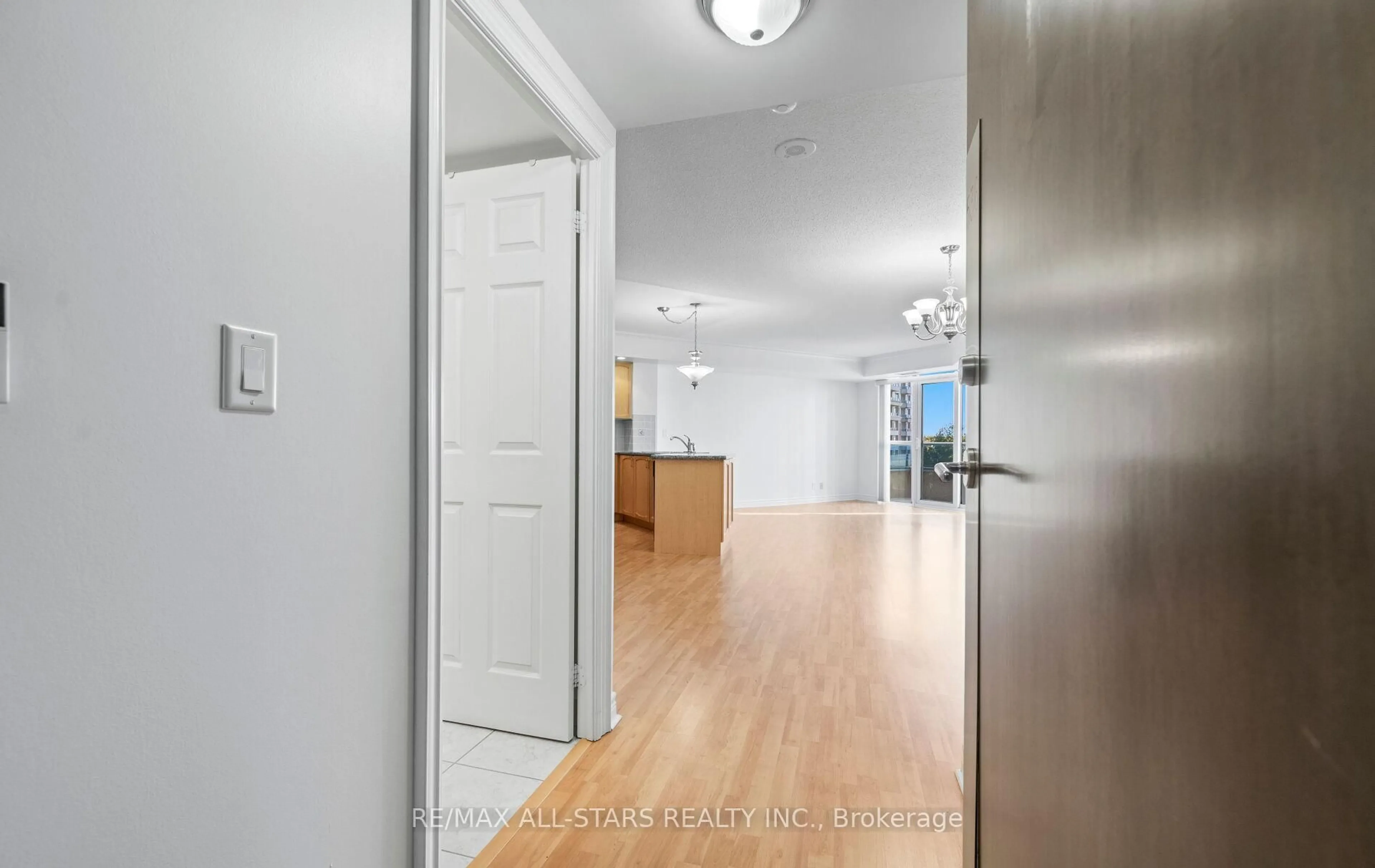 Indoor entryway for 33 Cox Blvd #536, Markham Ontario L3R 8A6