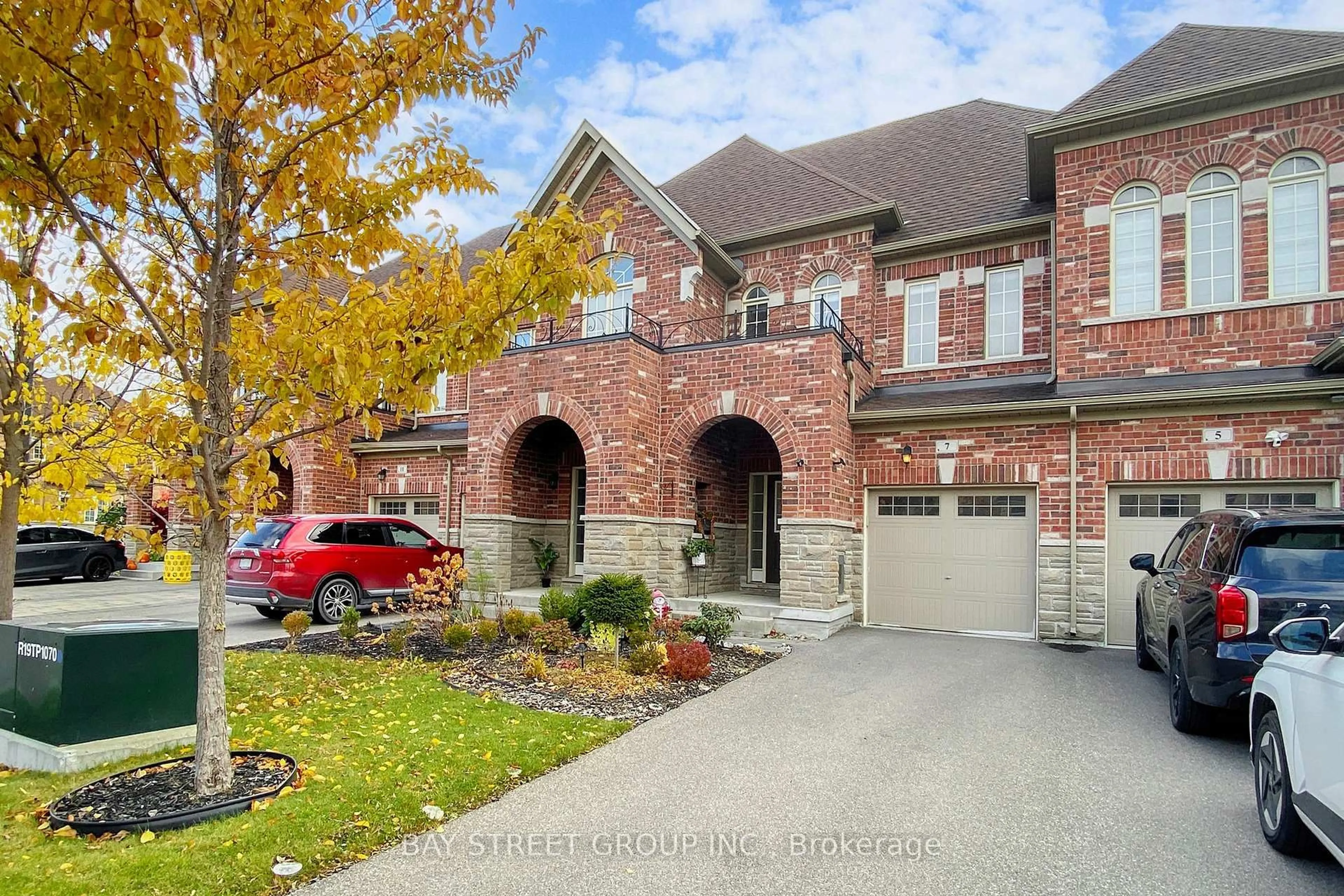 Home with brick exterior material, street for 7 Paper Mills Cres, Richmond Hill Ontario L4E 0V5