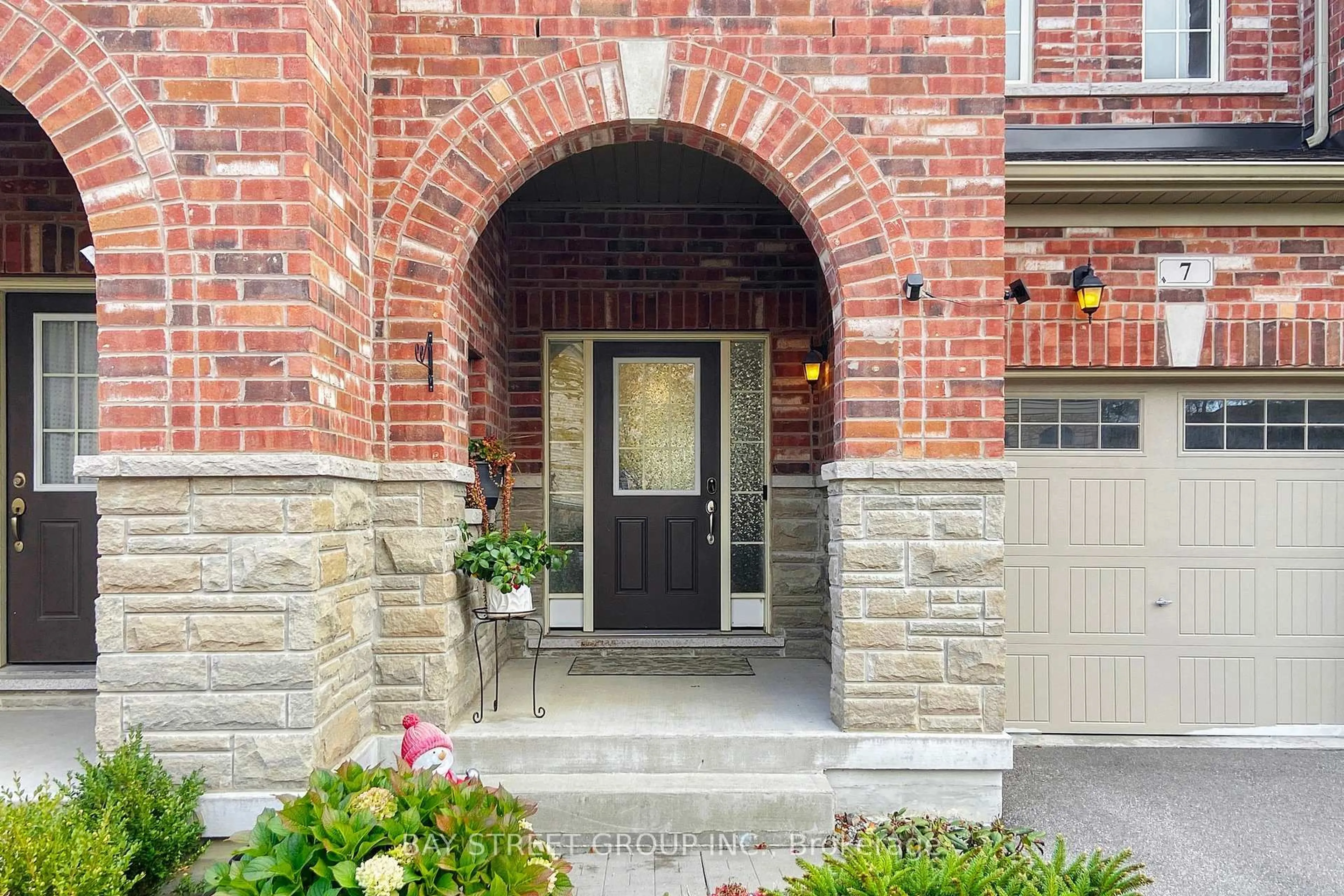 Home with brick exterior material, street for 7 Paper Mills Cres, Richmond Hill Ontario L4E 0V5