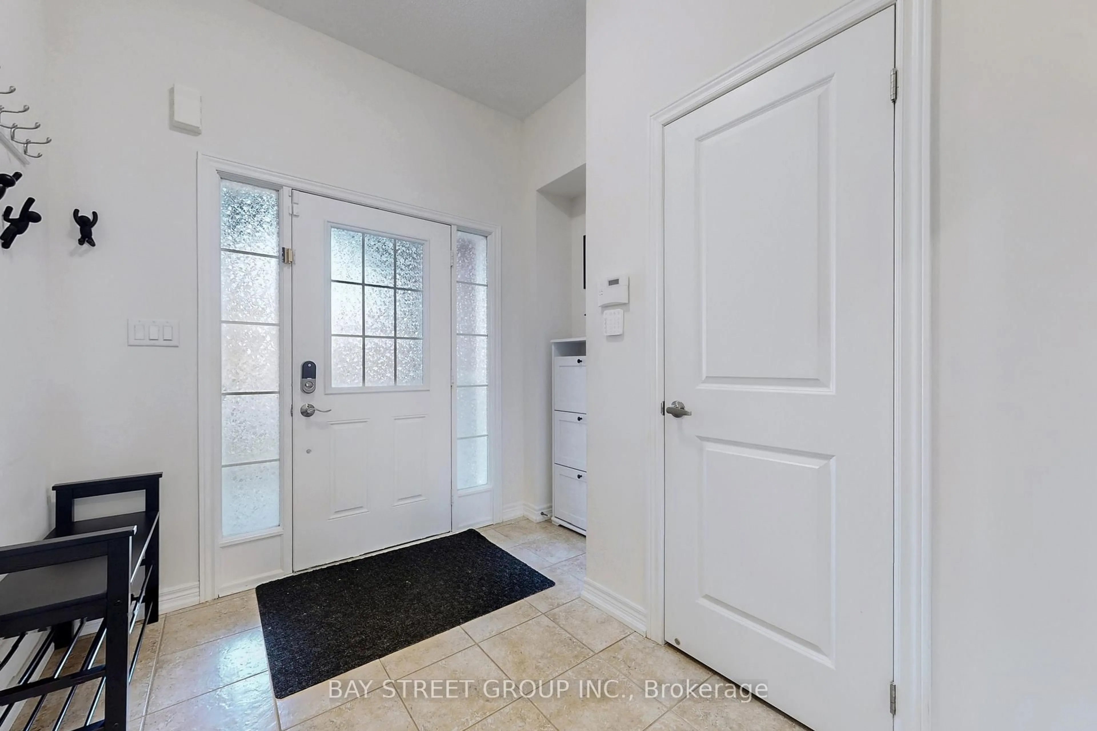 Indoor entryway for 7 Paper Mills Cres, Richmond Hill Ontario L4E 0V5