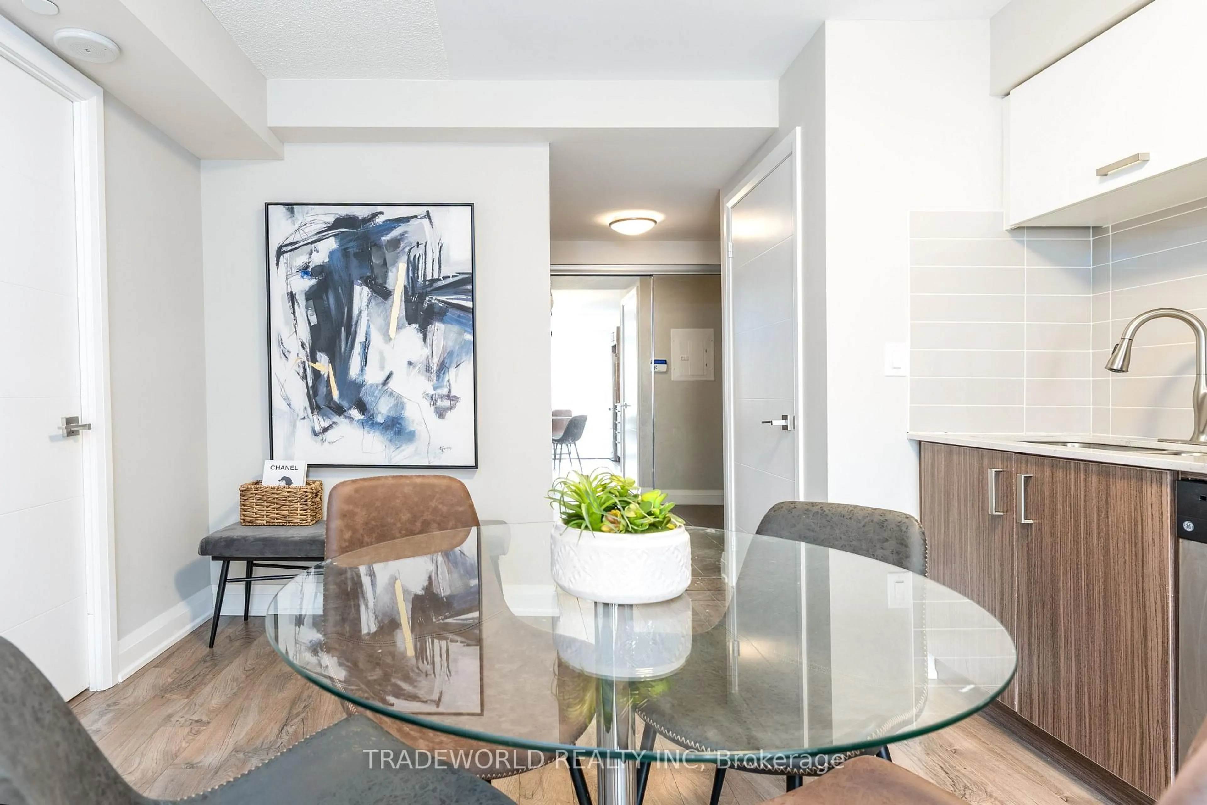 Dining room, wood/laminate floor for 18 Uptown Dr #631, Markham Ontario L3R 5M5