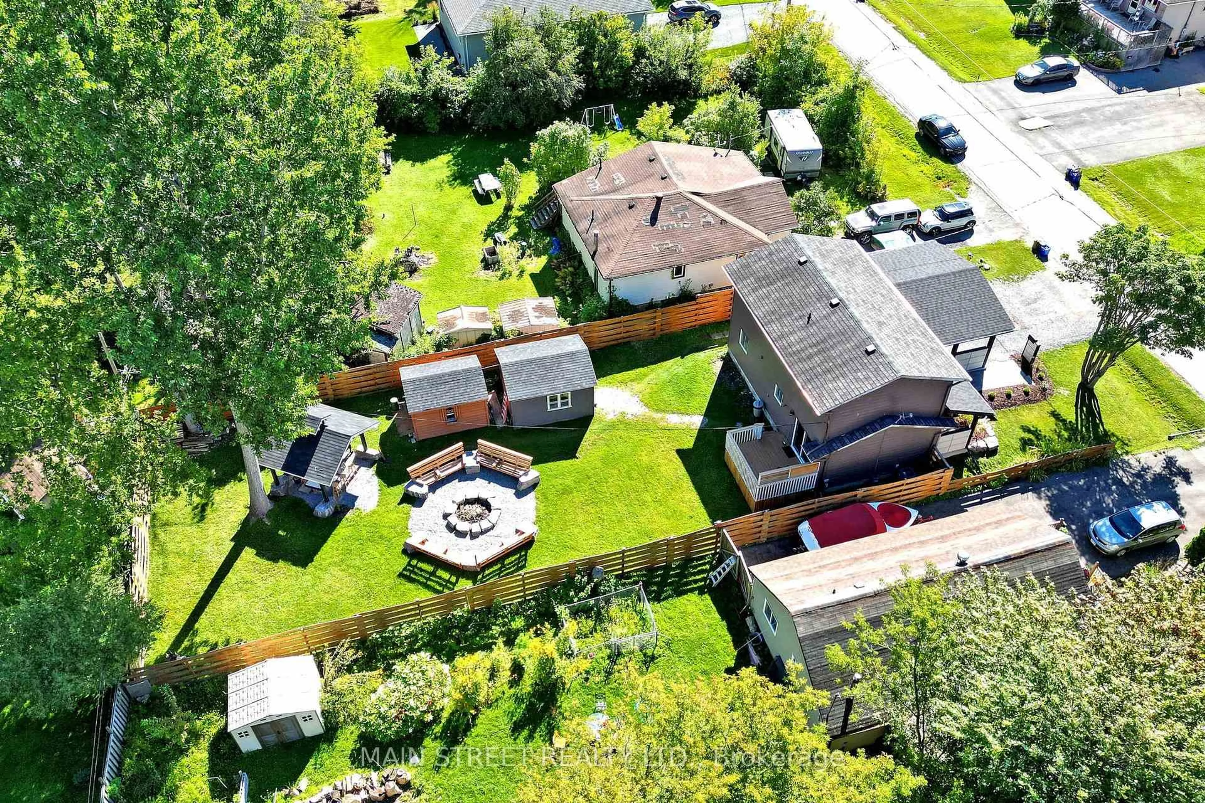 A pic from outside/outdoor area/front of a property/back of a property/a pic from drone, street for 350 Miami Dr, Georgina Ontario L4P 2Z7