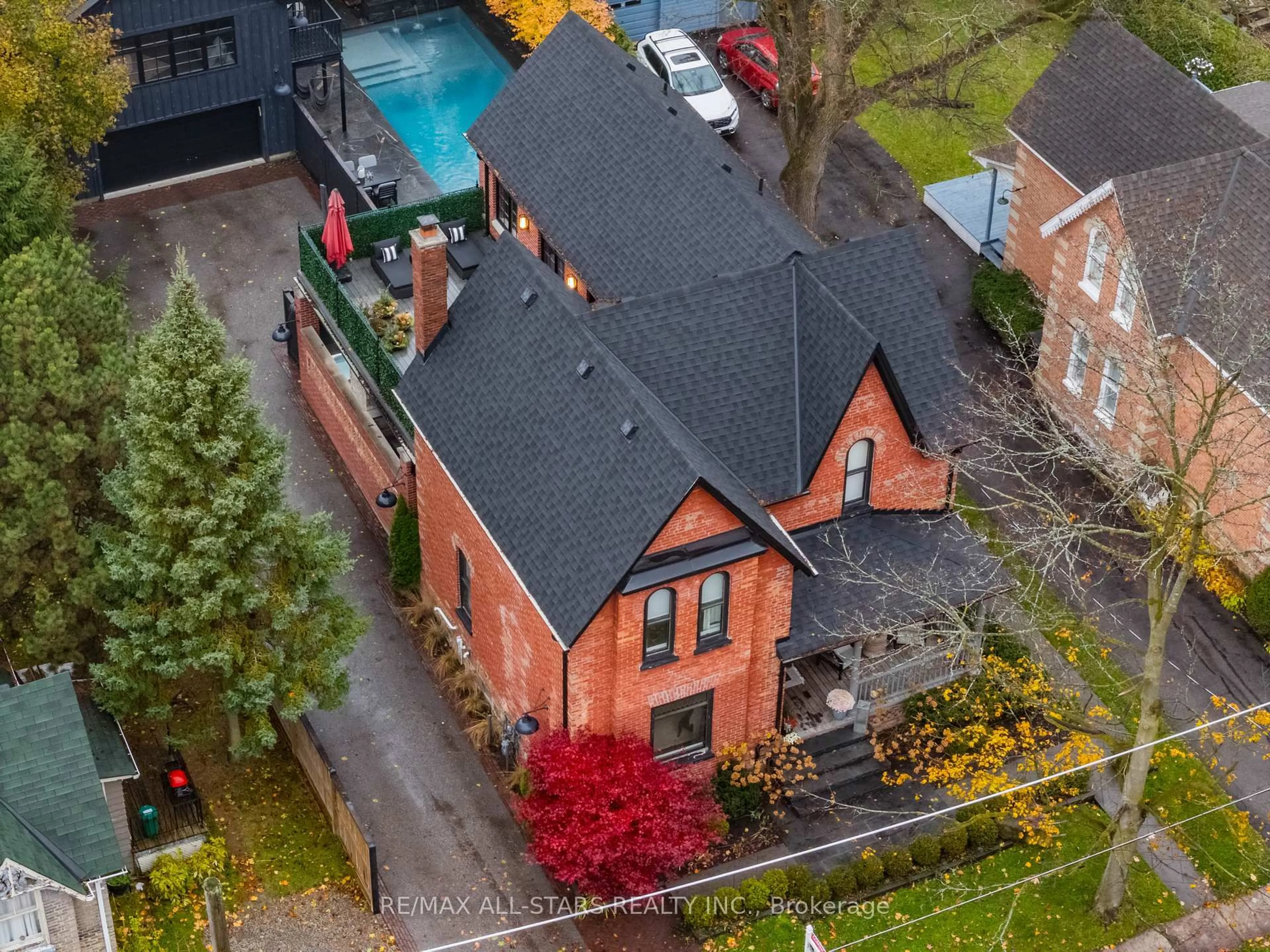 A pic from outside/outdoor area/front of a property/back of a property/a pic from drone, street for 191 Rupert Ave, Whitchurch-Stouffville Ontario L4A 1B6