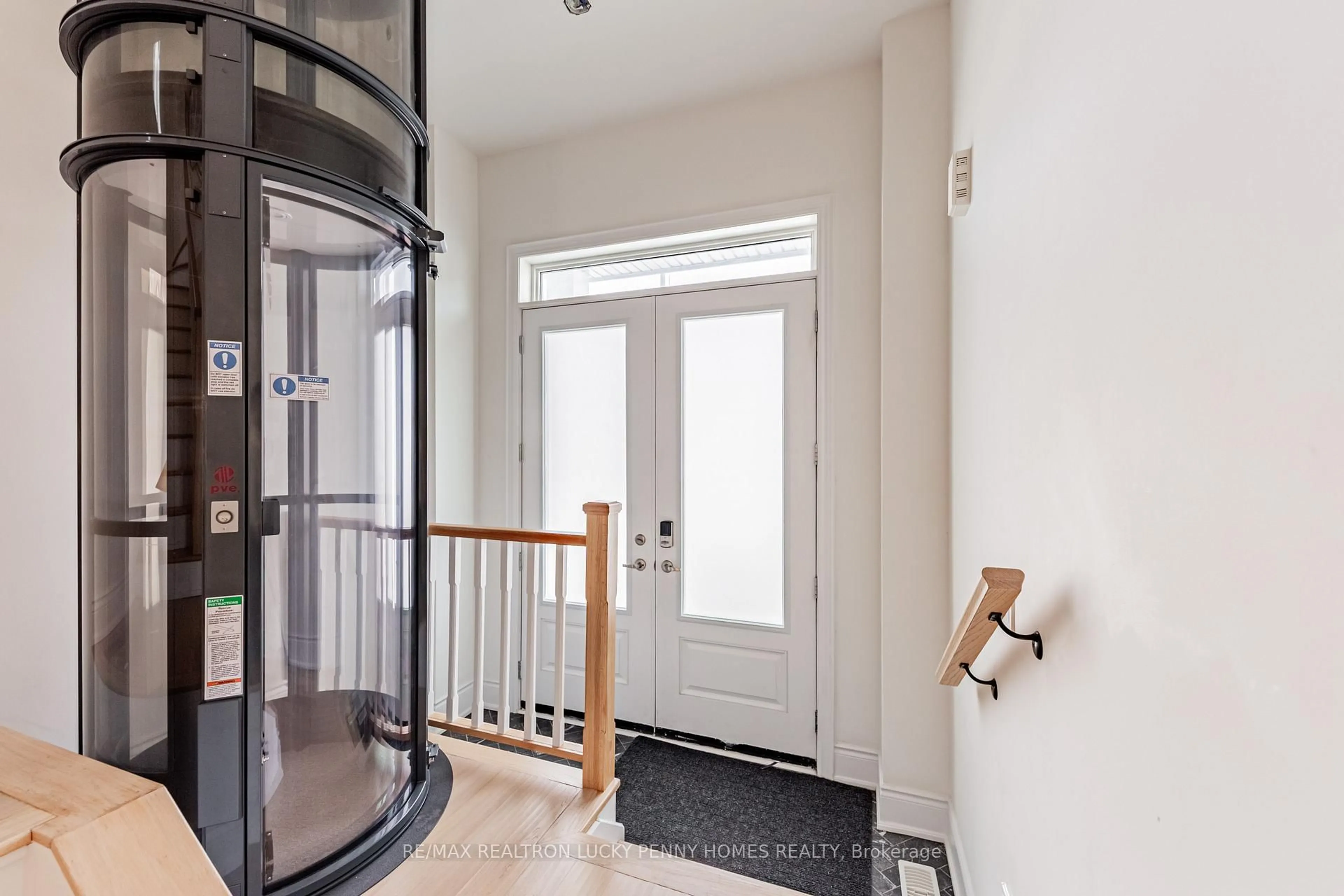 Indoor entryway for 78 Brookfam St, Richmond Hill Ontario L4S 0J1