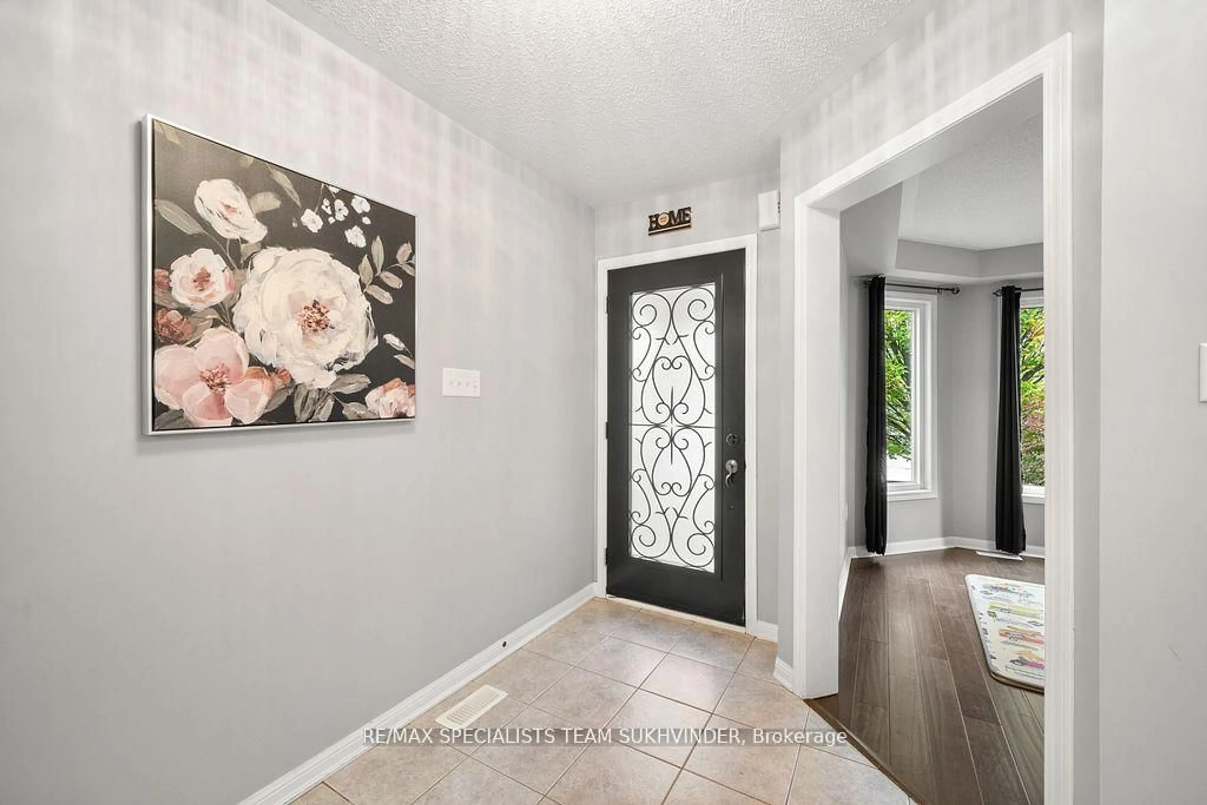 Indoor entryway for 12 Dunning Dr, New Tecumseth Ontario L9R 0B5