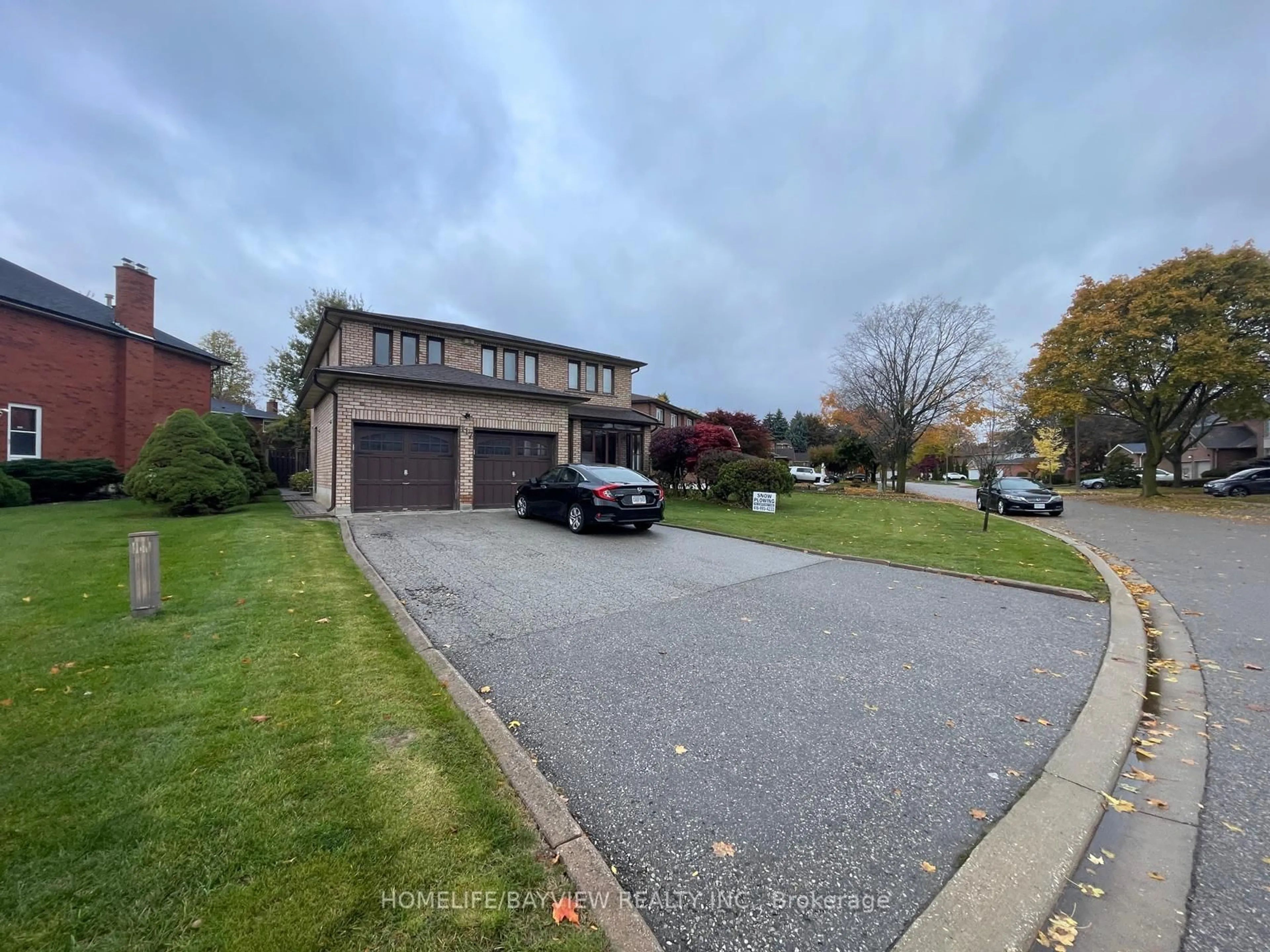 A pic from outside/outdoor area/front of a property/back of a property/a pic from drone, street for 117 Summerdale Dr, Markham Ontario L3T 6Y6