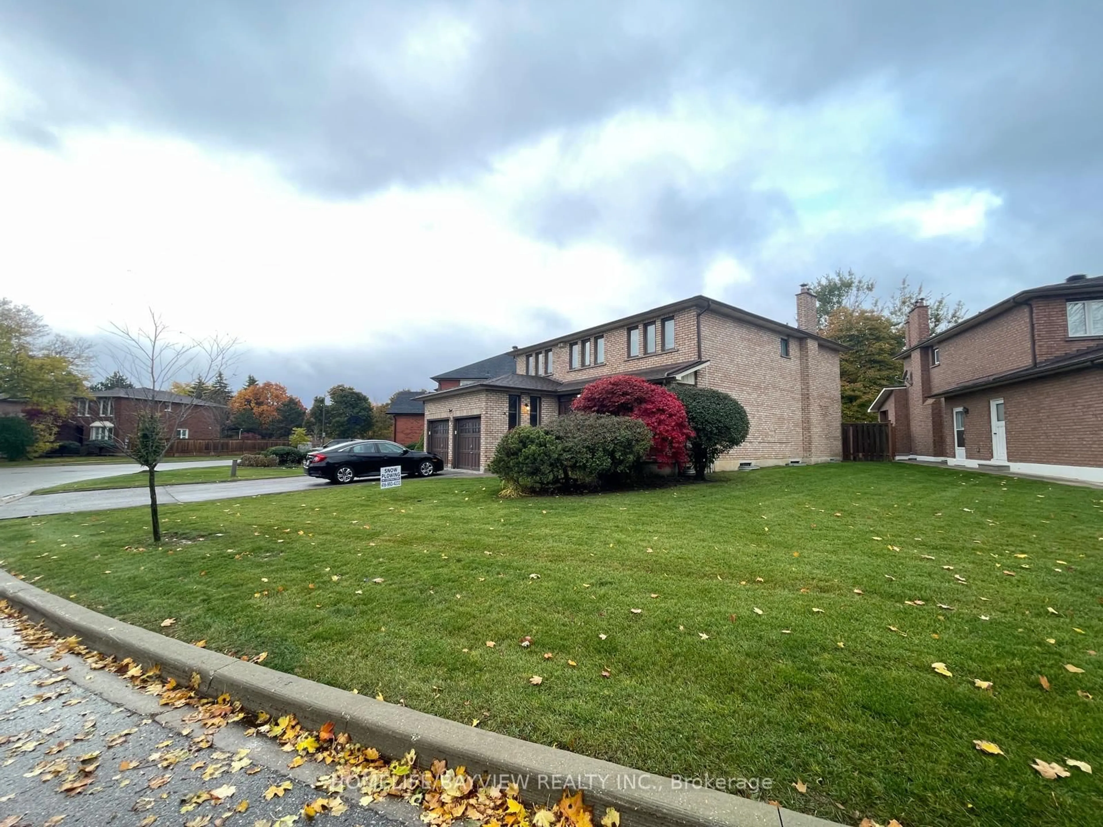 A pic from outside/outdoor area/front of a property/back of a property/a pic from drone, unknown for 117 Summerdale Dr, Markham Ontario L3T 6Y6