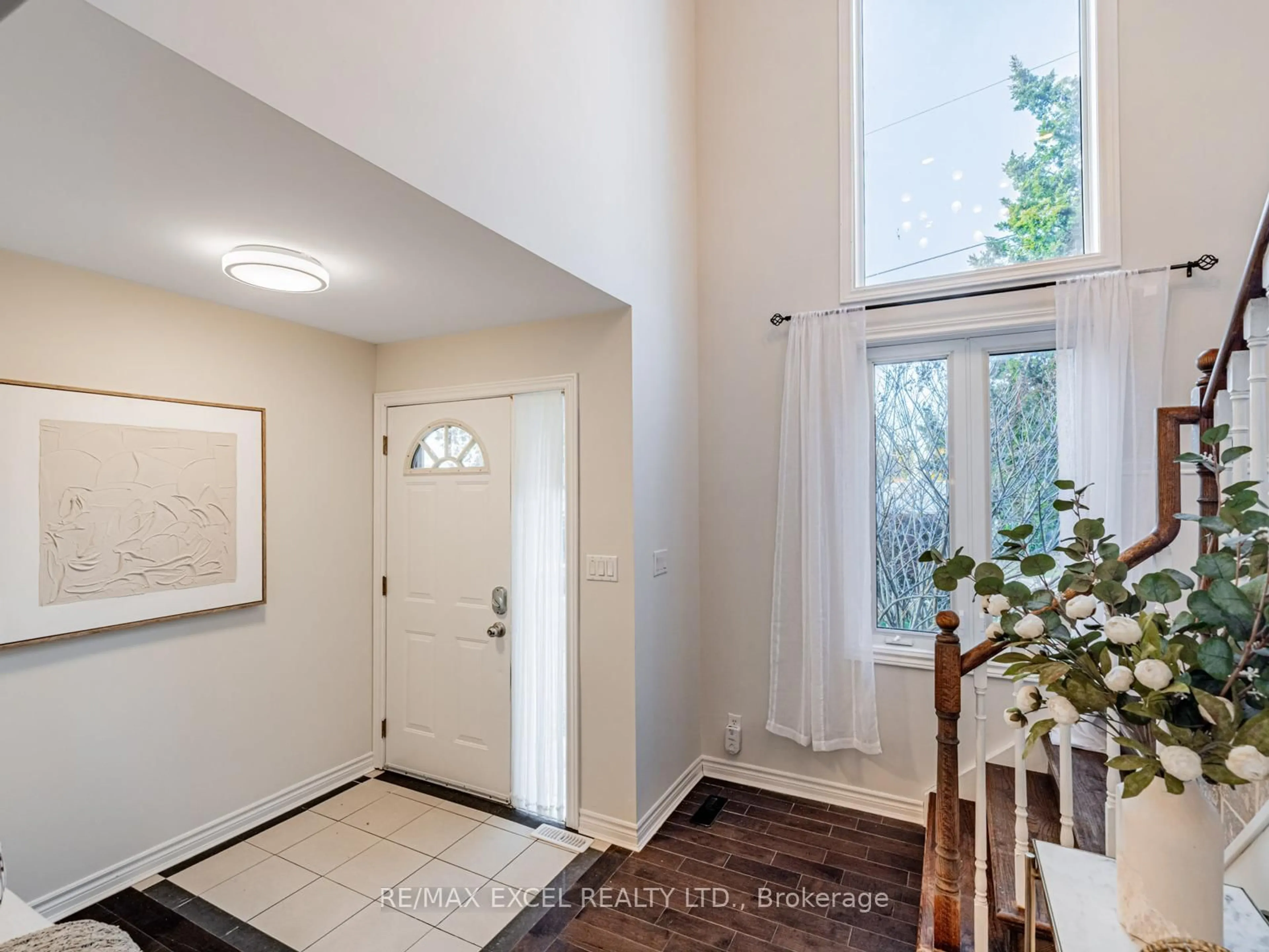 Indoor entryway for 299 Pasadena Dr, Georgina Ontario L4P 2Z1