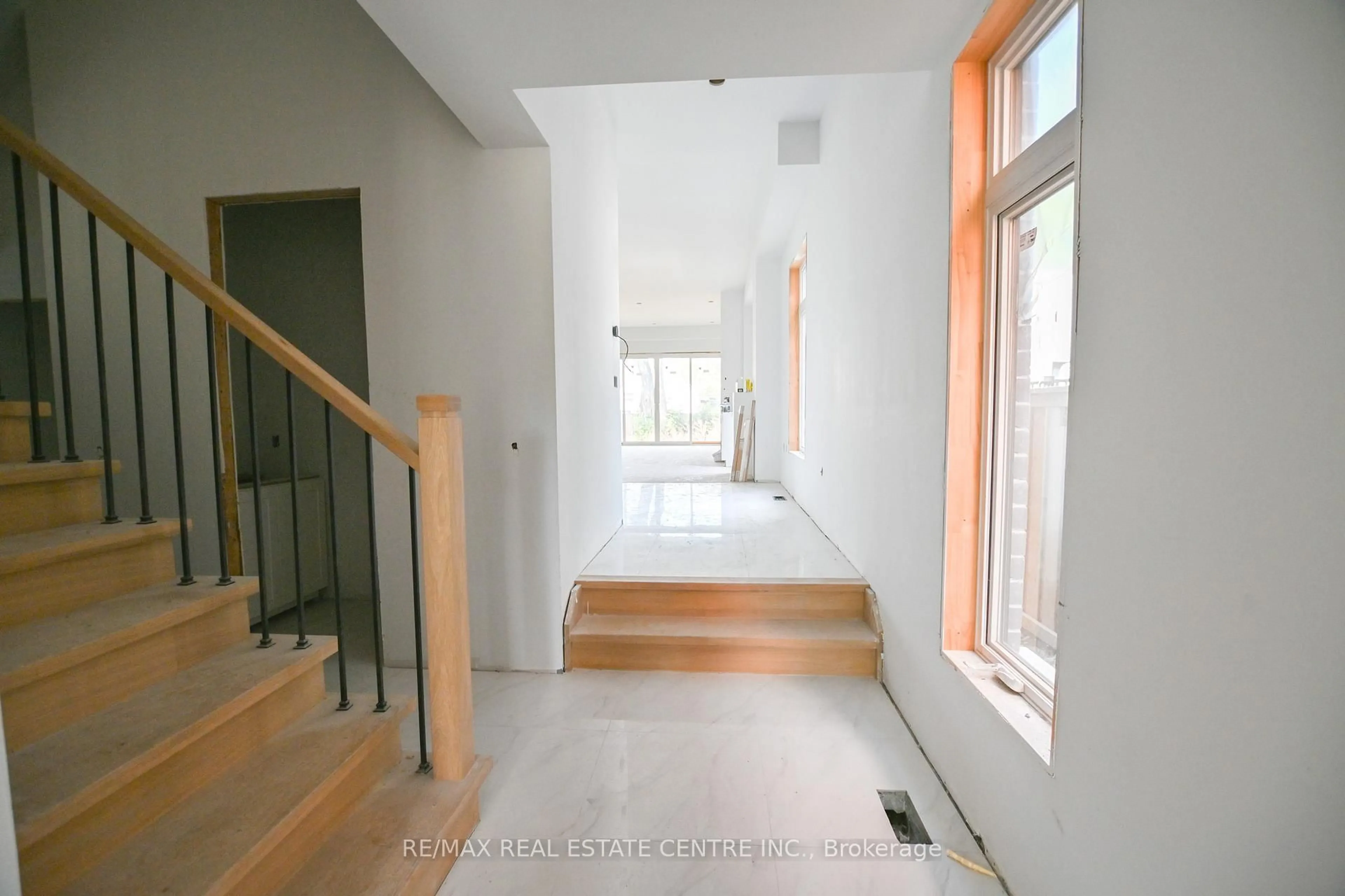 Indoor foyer for 24 Rainbow Dr, Vaughan Ontario L4L 2K2