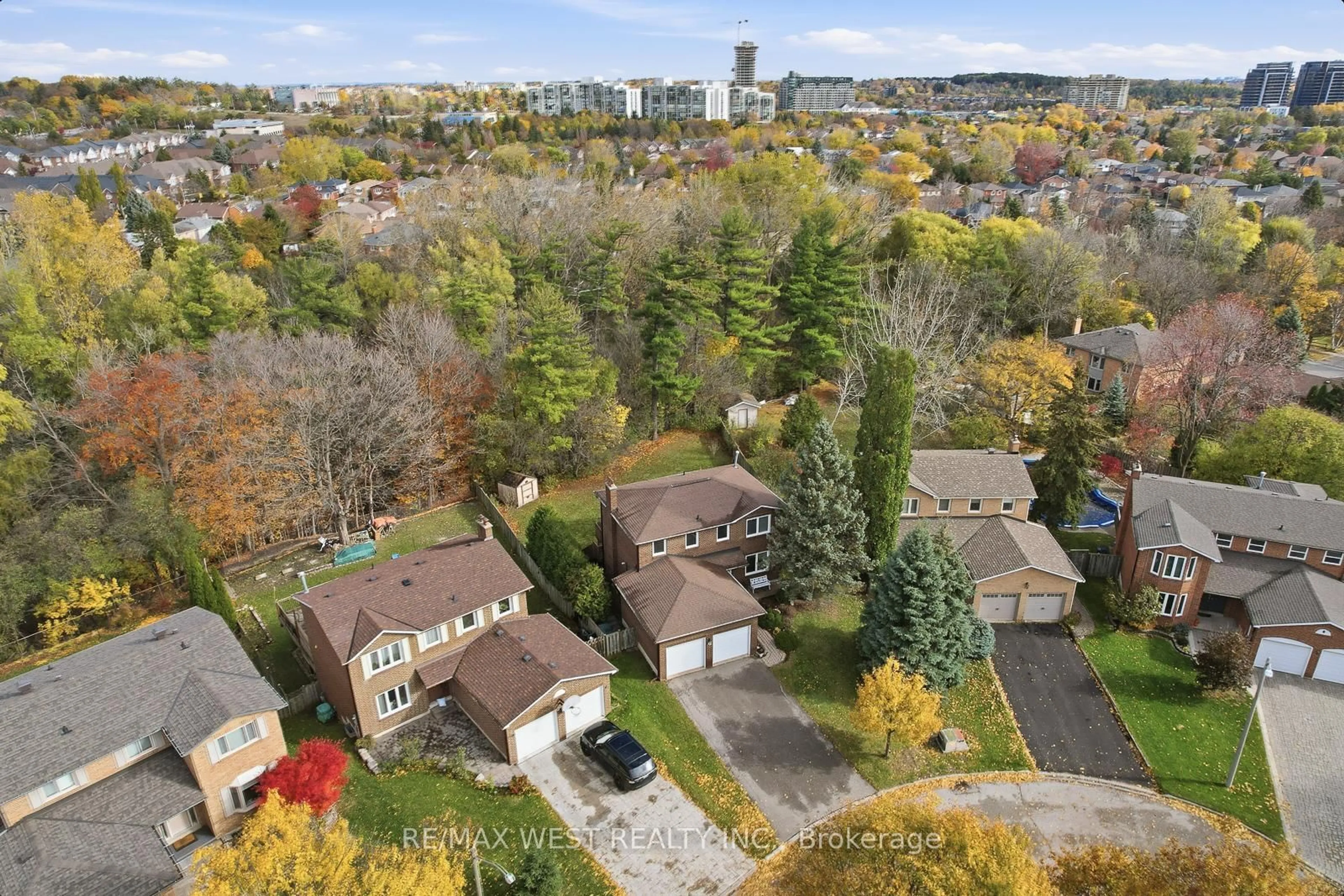 A pic from outside/outdoor area/front of a property/back of a property/a pic from drone, street for 12 Lippincott Crt, Richmond Hill Ontario L4C 7M5