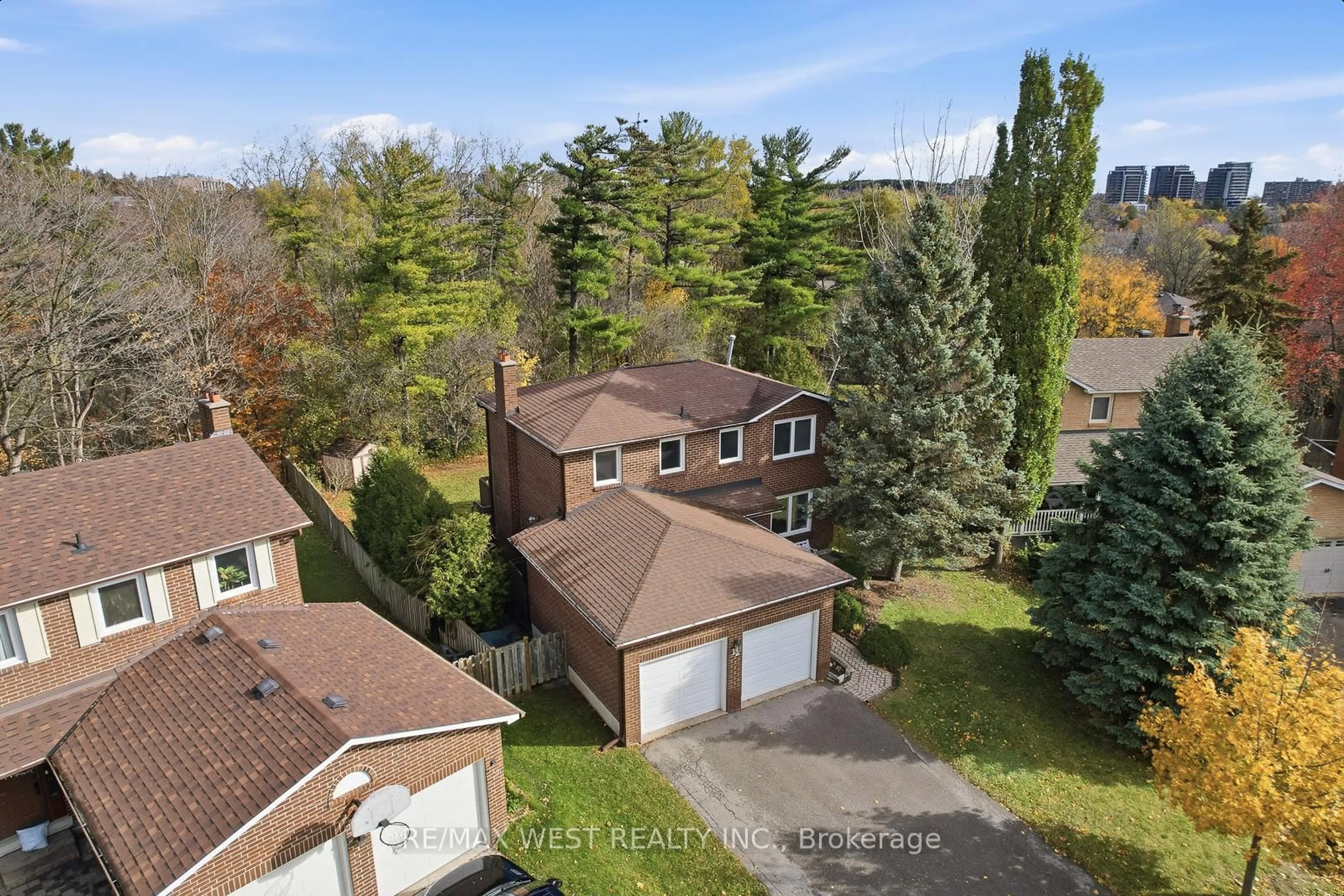 A pic from outside/outdoor area/front of a property/back of a property/a pic from drone, unknown for 12 Lippincott Crt, Richmond Hill Ontario L4C 7M5